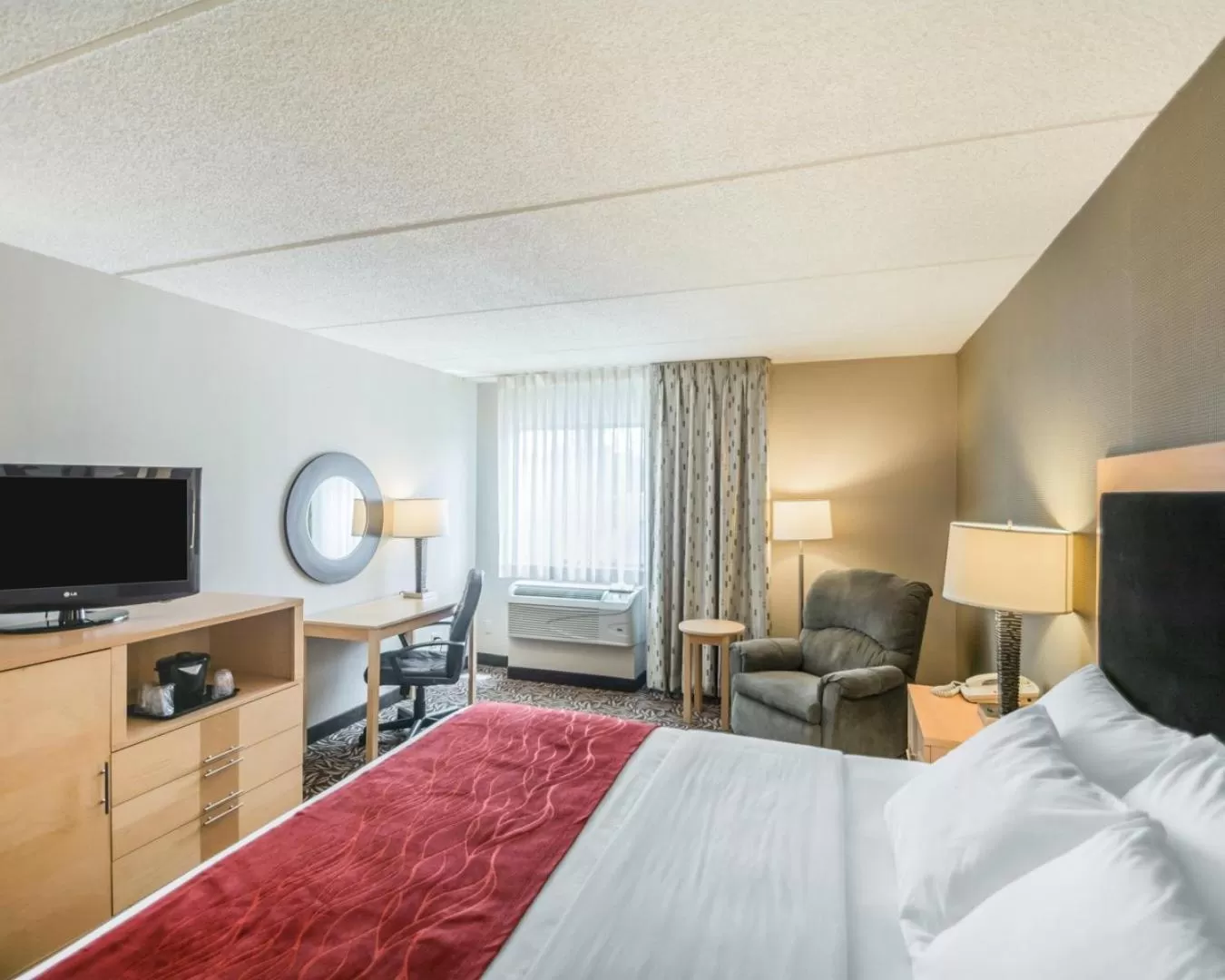 Photo of the whole room, Bed in Comfort Inn - NYS Fairgrounds