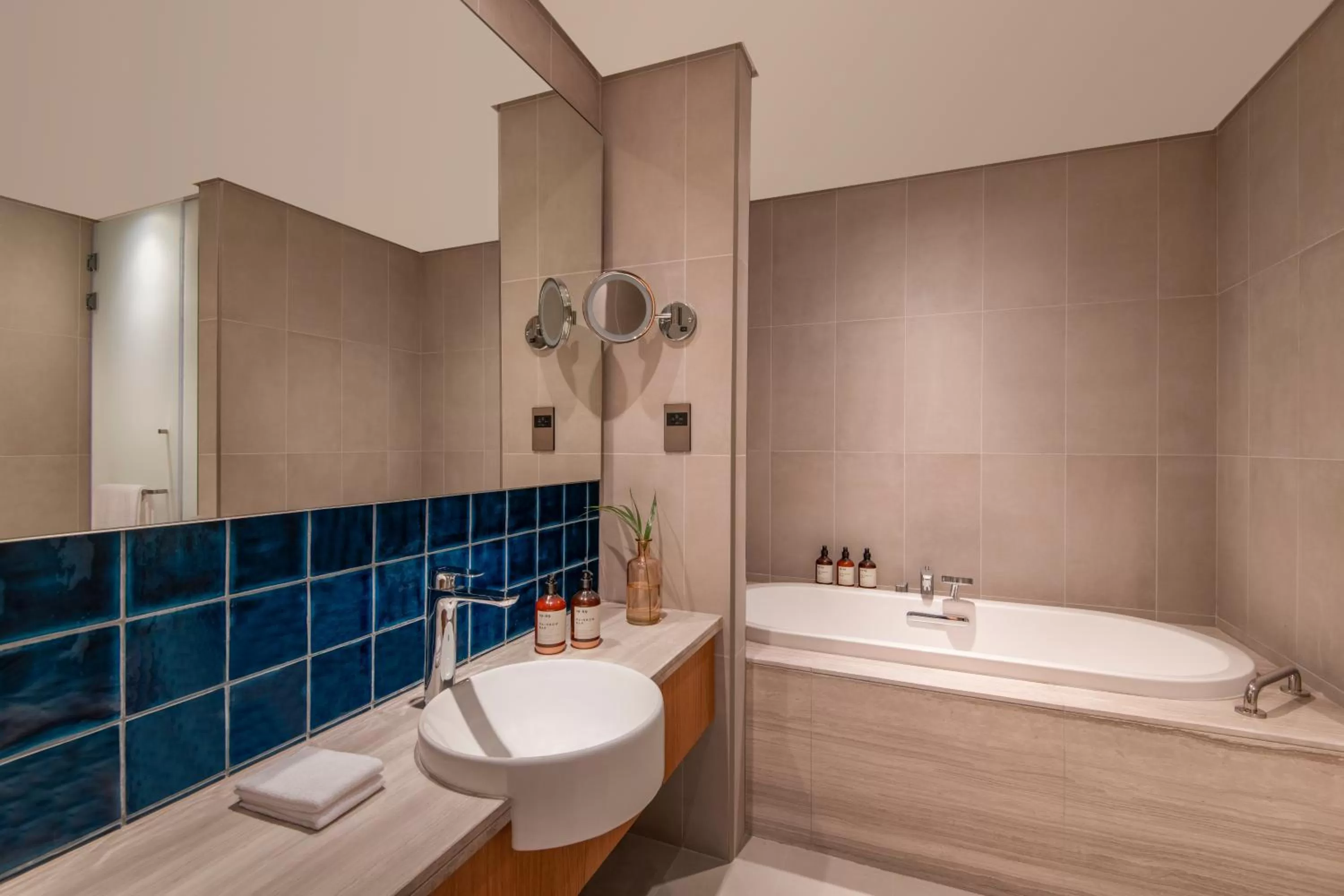 Shower in Abesq Doha Hotel and Residences, an IHG Hotel