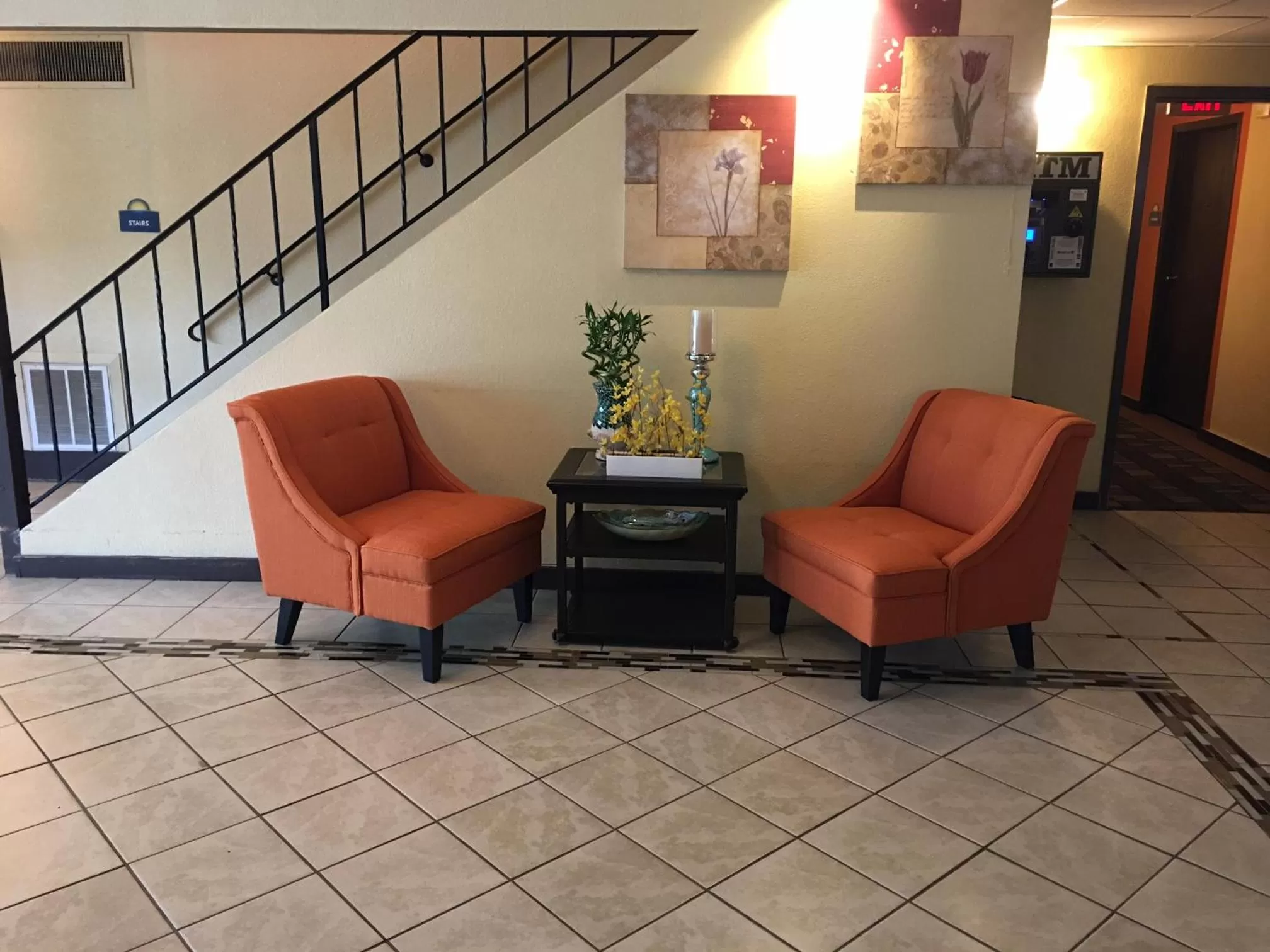 Seating area in Days Inn & Suites by Wyndham Stevens Point
