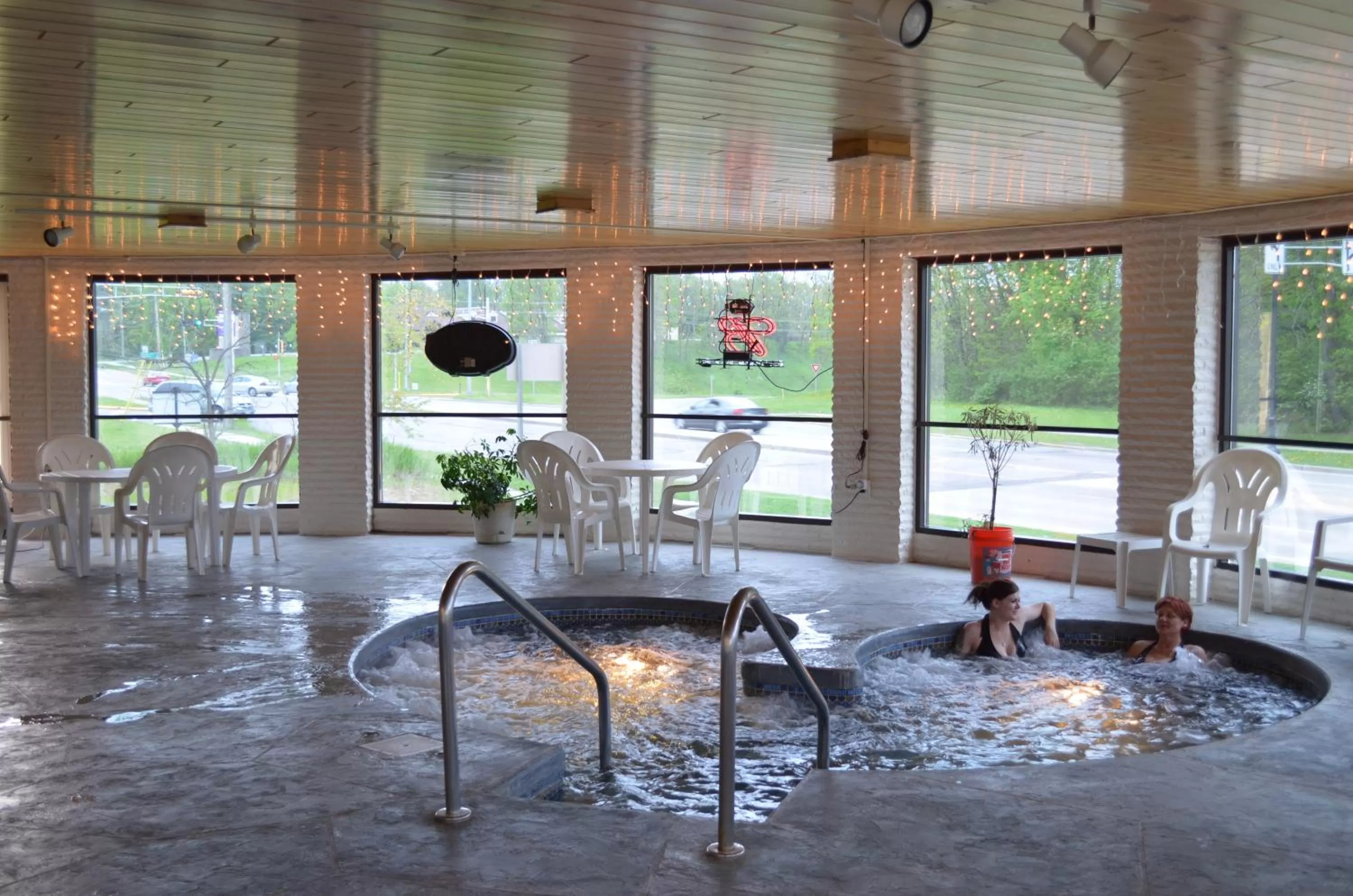 Hot Tub in Amber's Inn and Suites