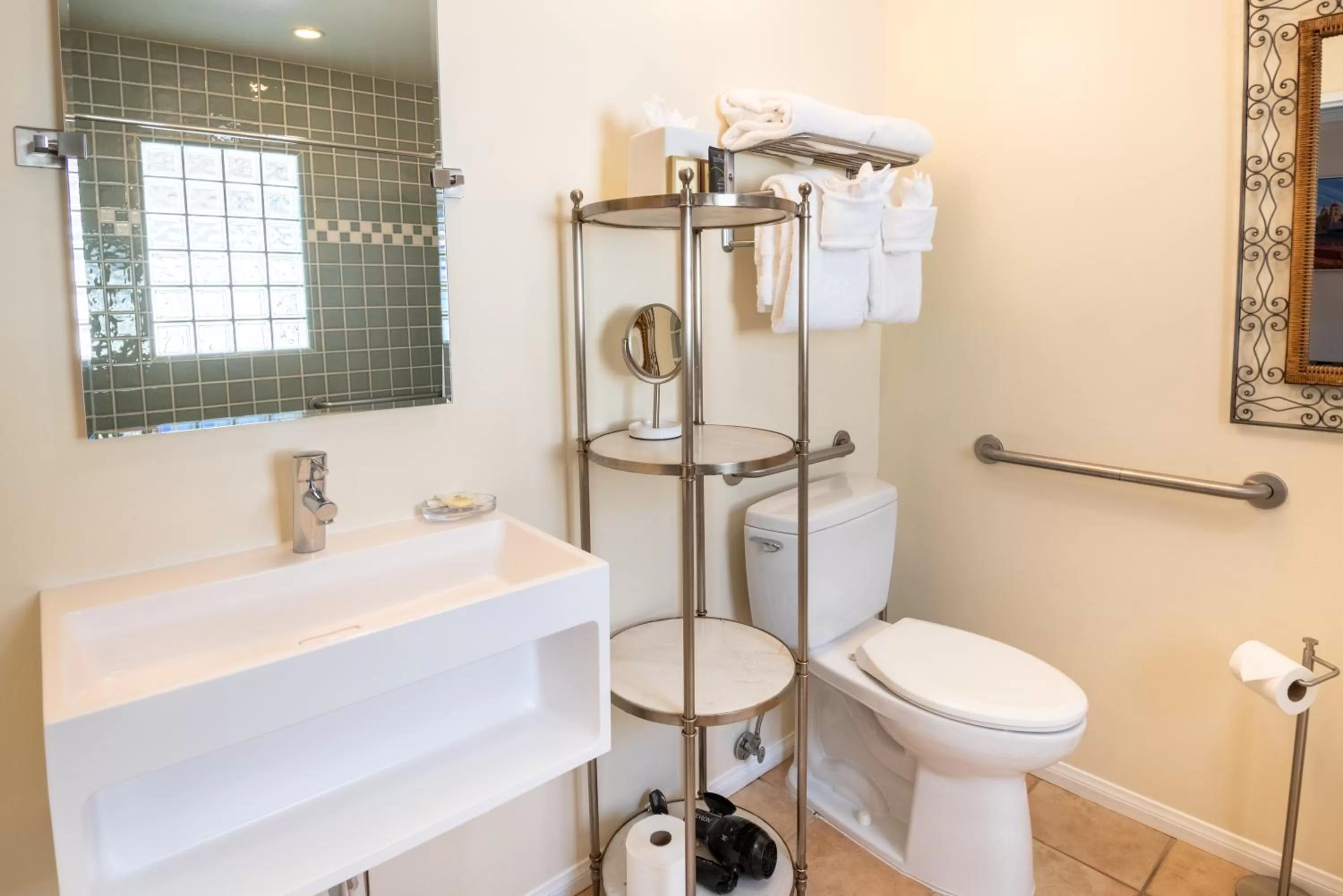 Bathroom in Harbor House Inn