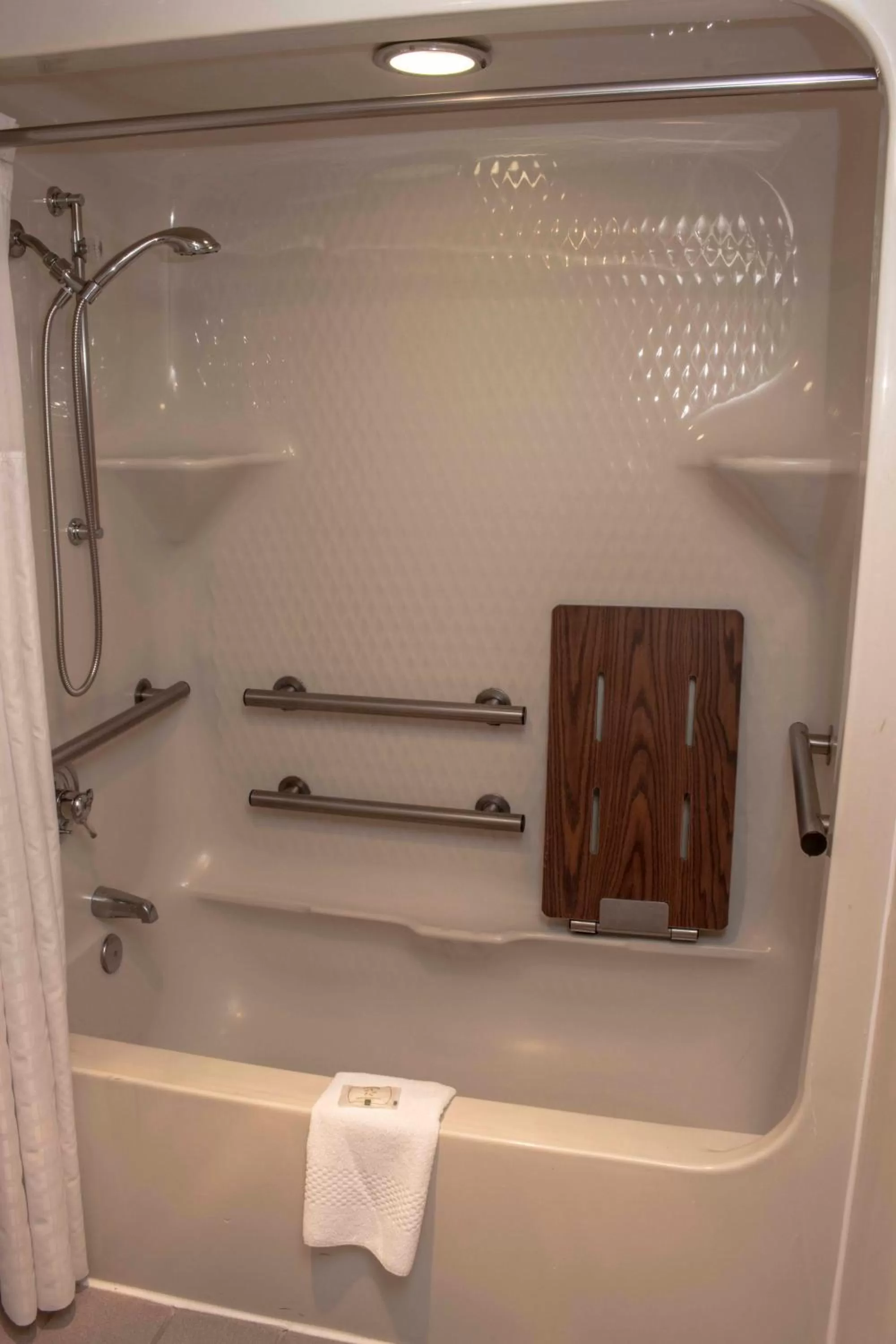 Bathroom in Quality Suites Lake Wright - Norfolk Airport