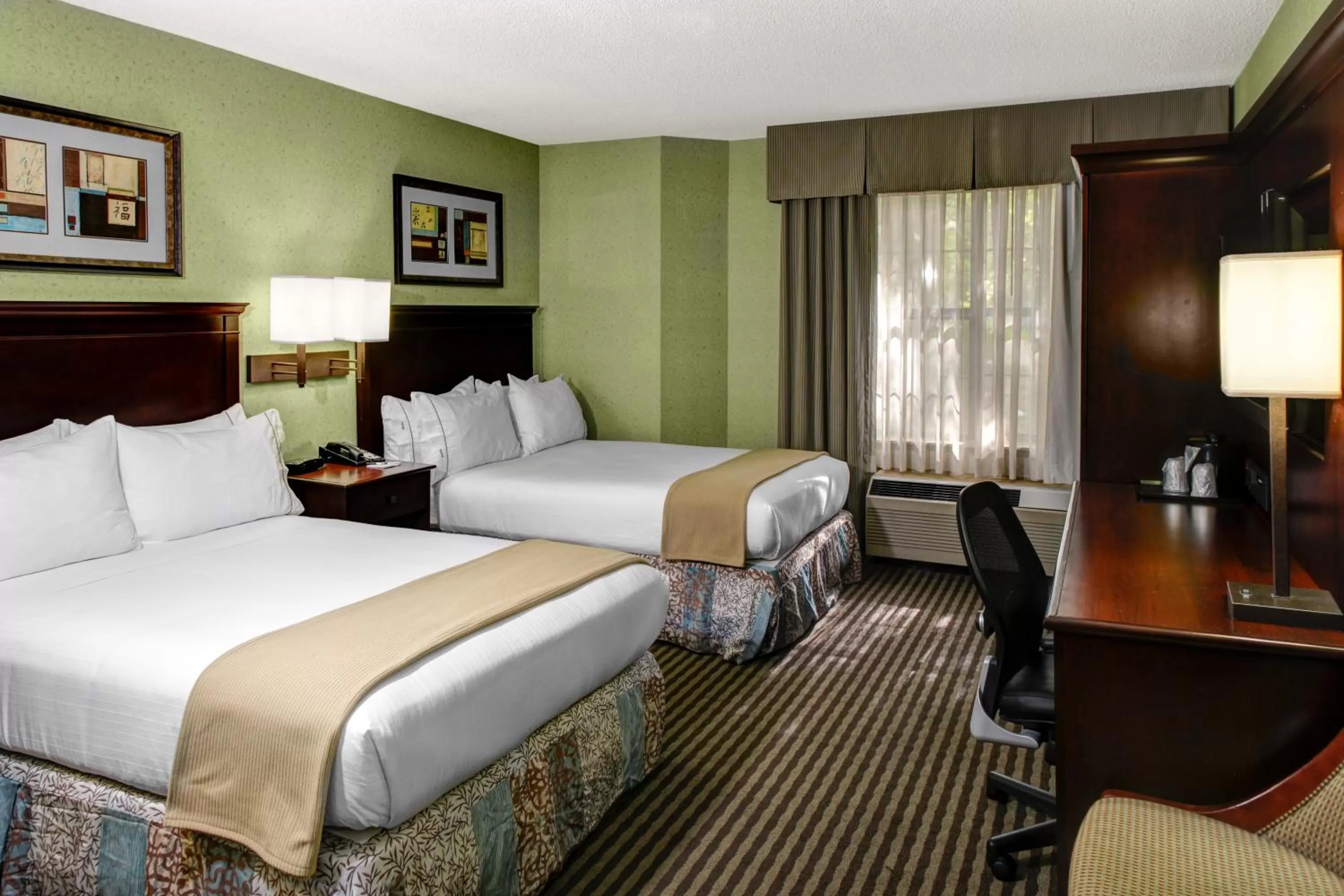 Photo of the whole room, Bed in Holiday Inn Express Hotel & Suites Atlanta Buckhead by IHG