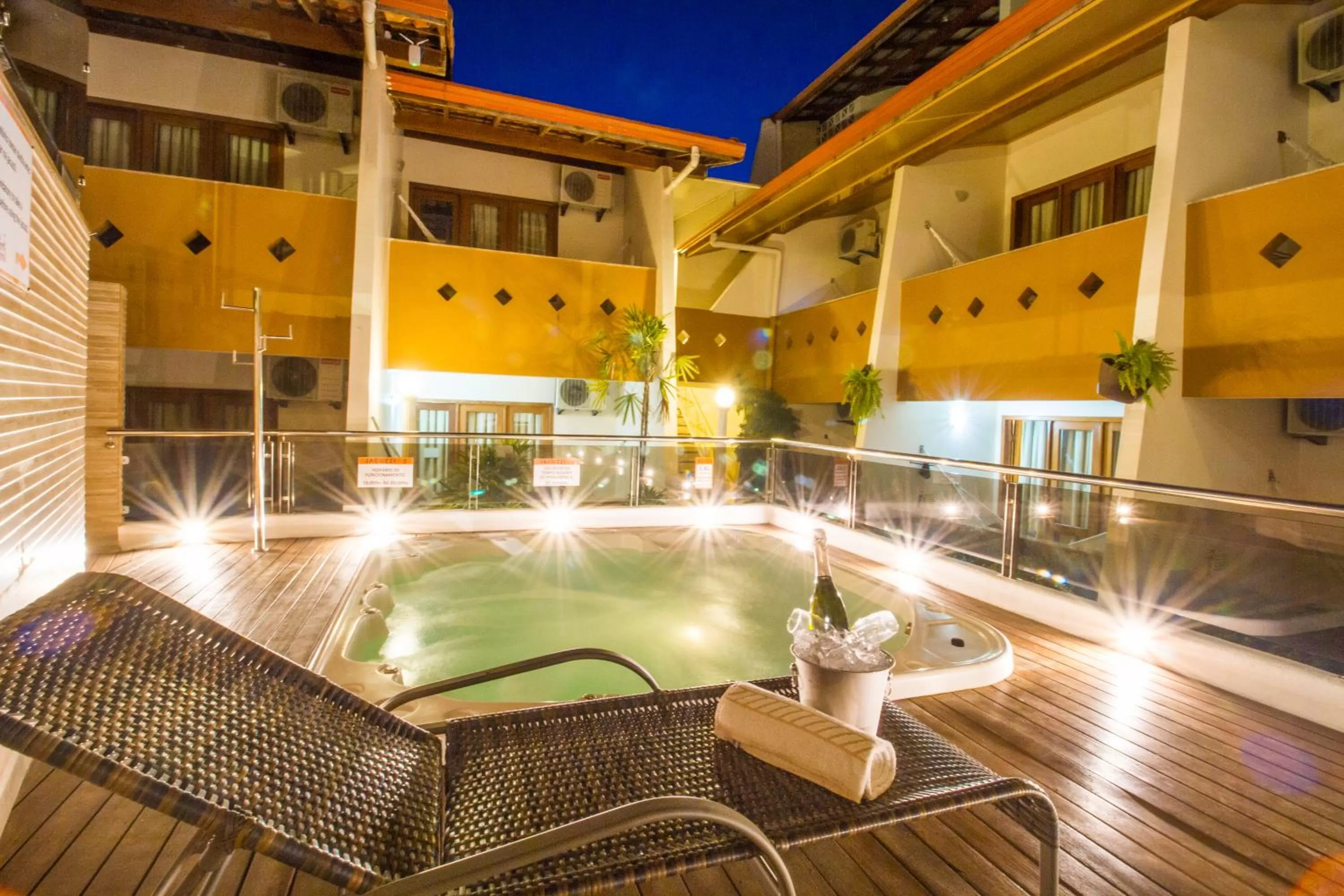 Hot Tub in Rede Andrade Terra Brasil