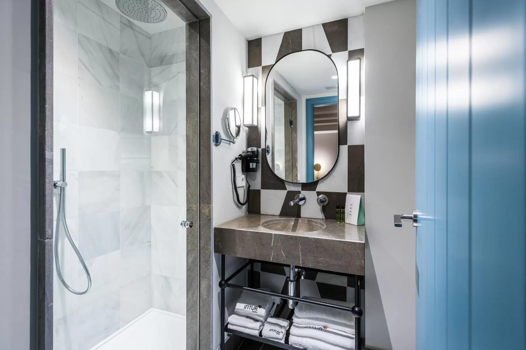 Shower in Intelier Casa de Indias