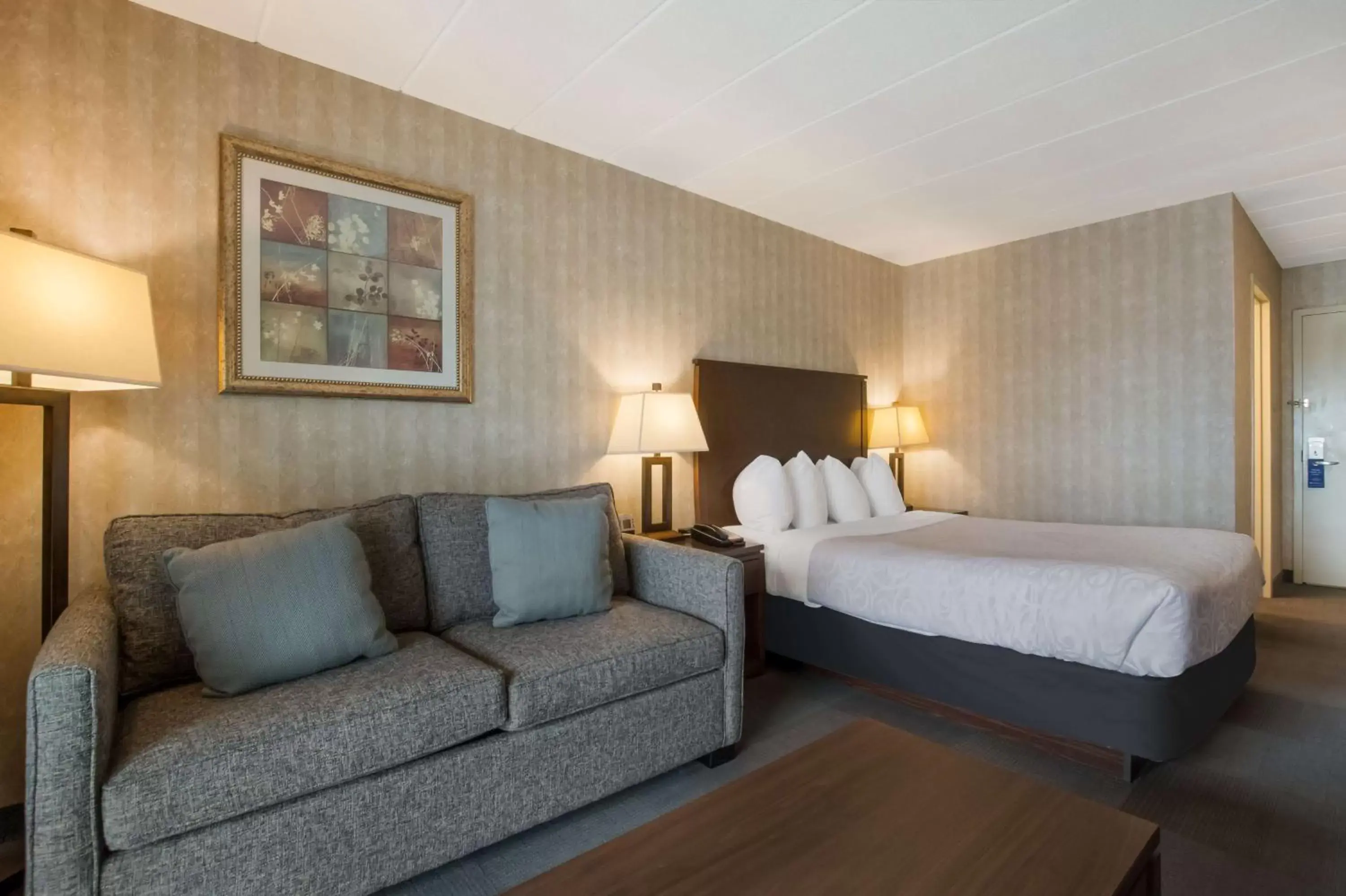 Queen Room with Sofa Bed in Best Western Brantford Hotel and Conference Centre Queen Room with Sofa Bed in Best Western Brantford Hotel and Conference Centre