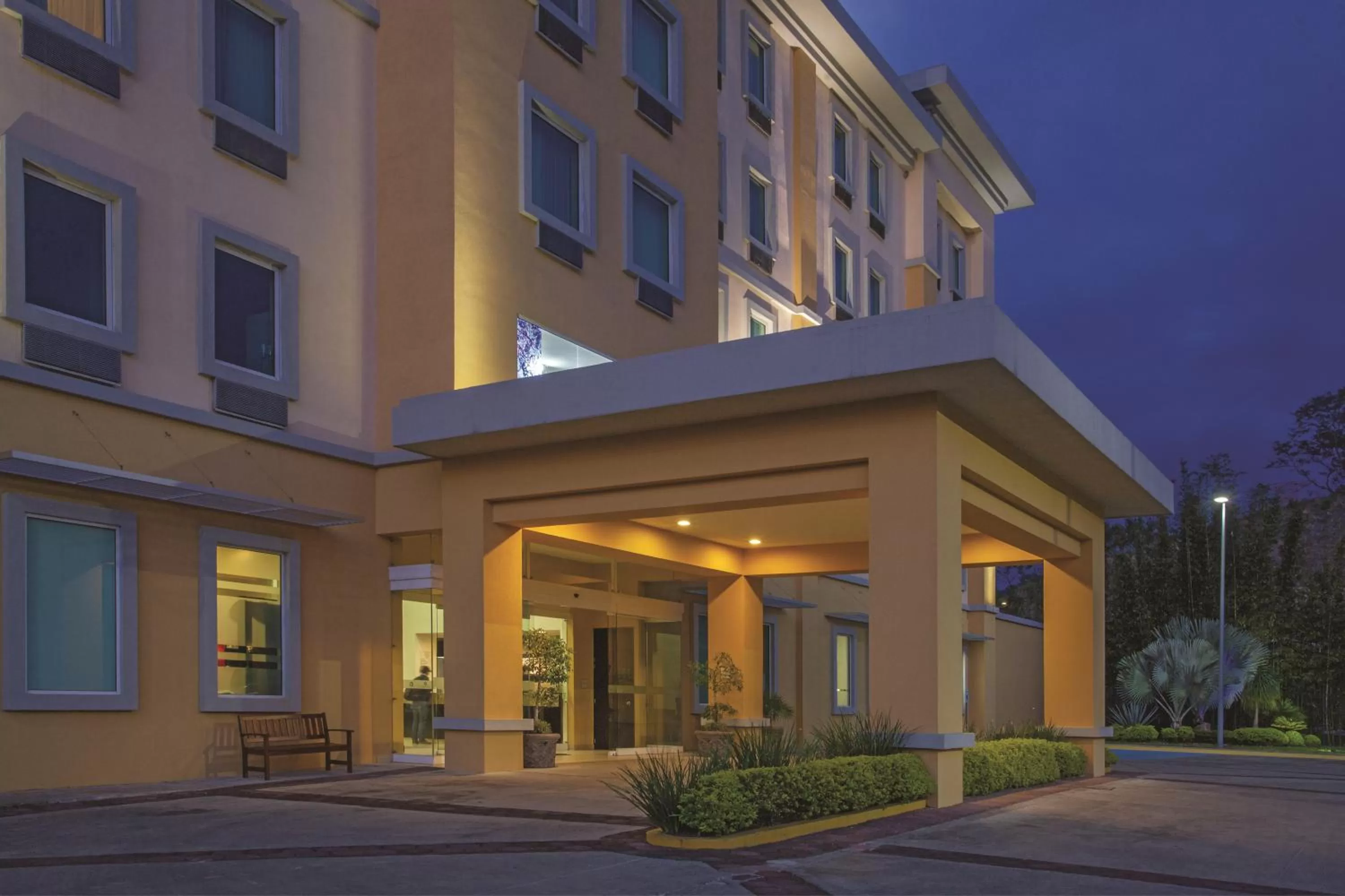 Facade/Entrance in La Quinta by Wyndham Poza Rica