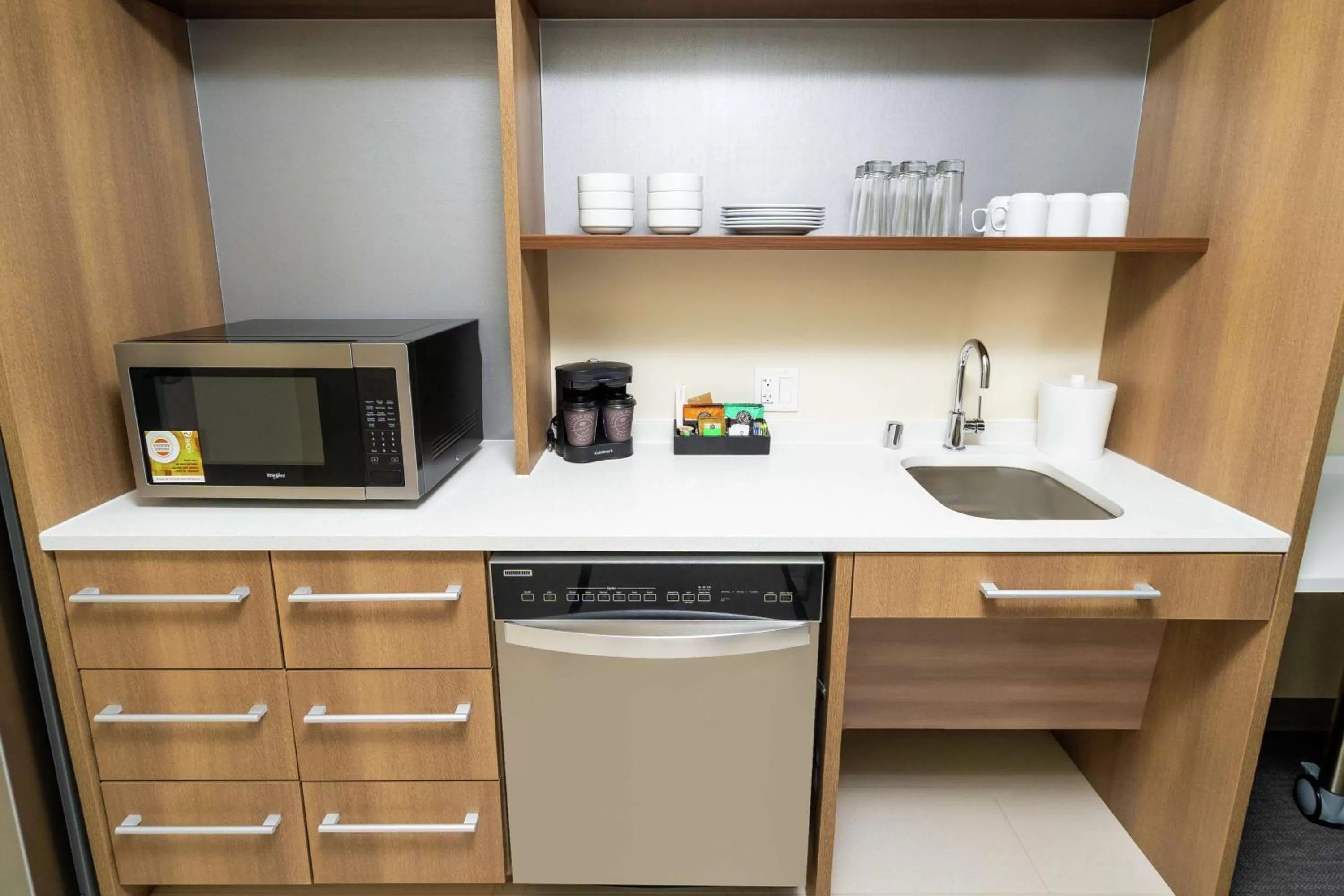 Kitchen or kitchenette in Home2 Suites By Hilton Roseville Sacramento