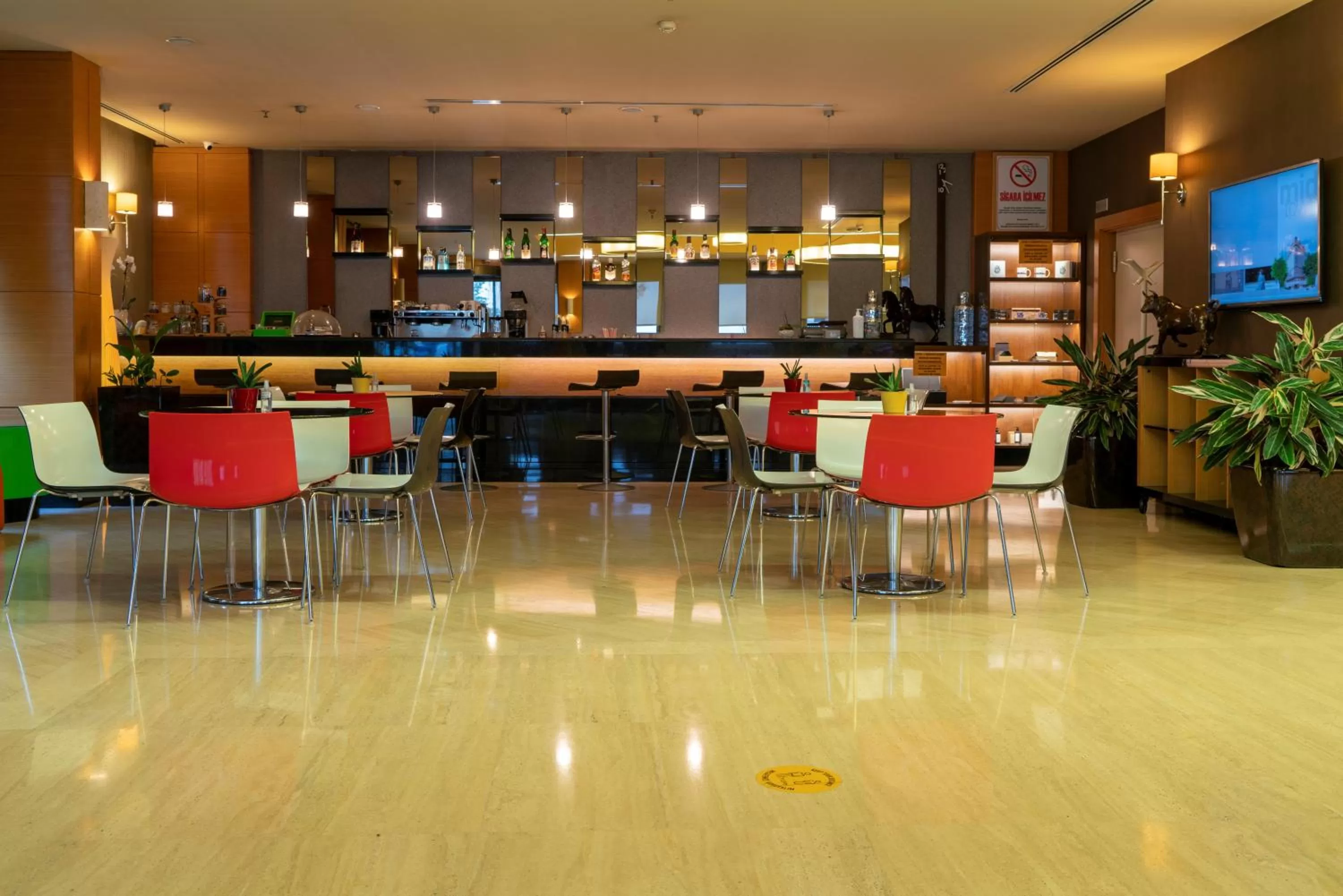 Lounge or bar in Midtown Hotel