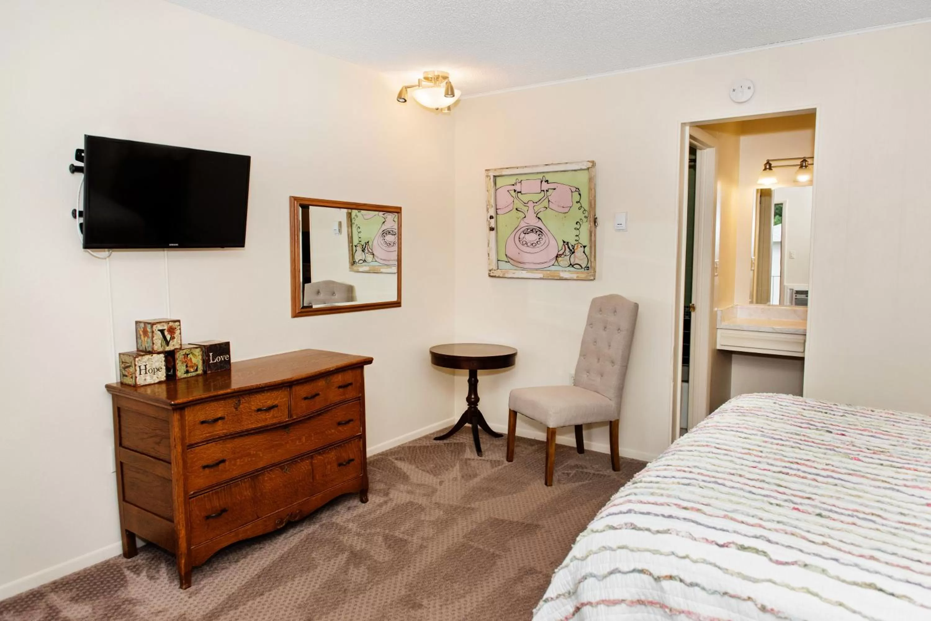 Seating area, Bed in Red Wing Motel