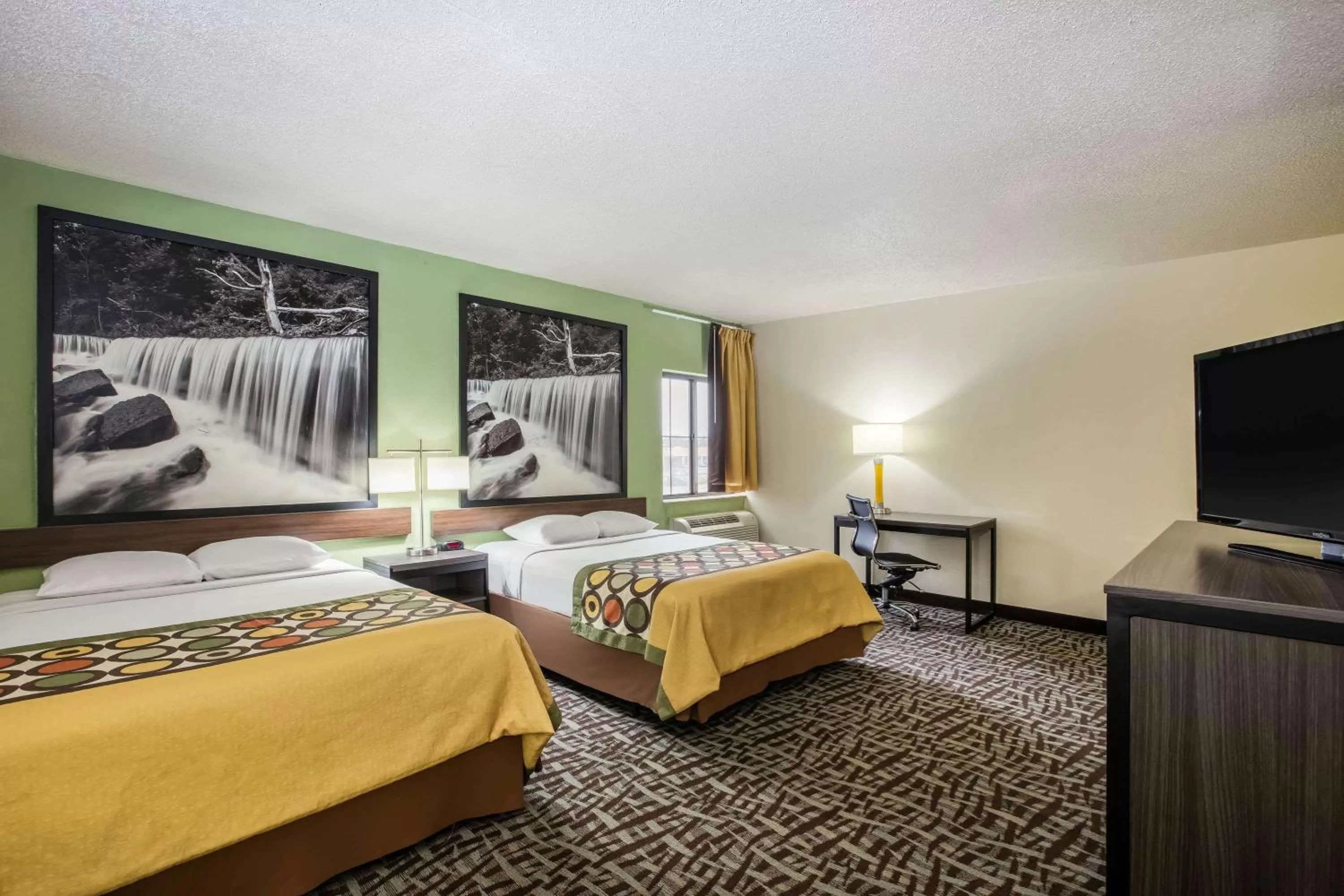 Photo of the whole room, Bed in Super 8 by Wyndham Wichita East
