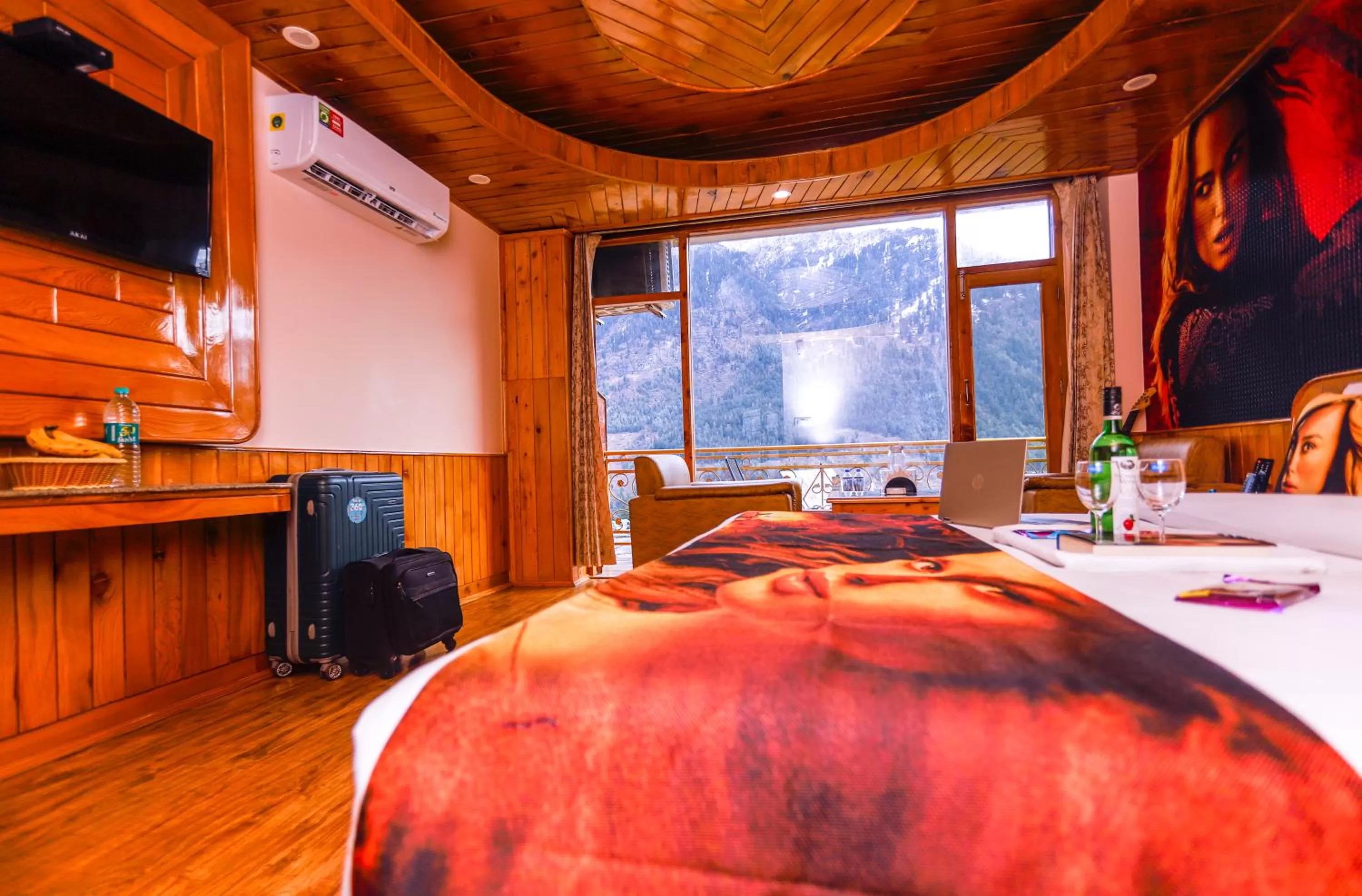 Photo of the whole room in Hotel Smugglers Mountain View - central heated & air Cooled