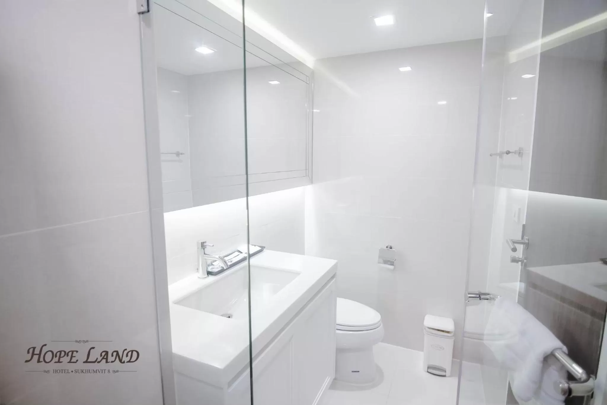 Toilet in Hope Land Hotel Sukhumvit 8