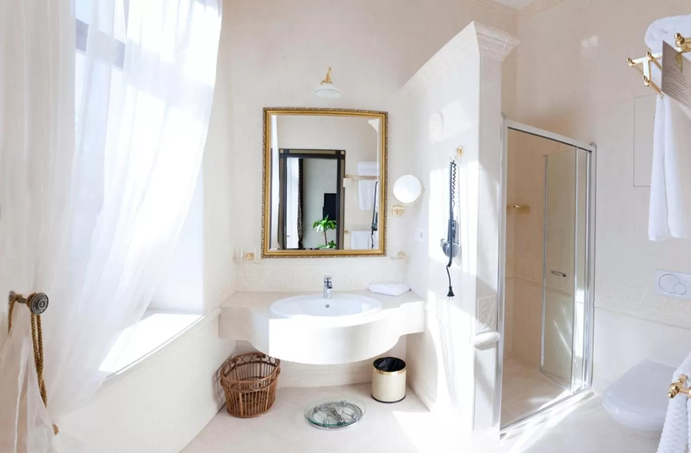 Shower, Bathroom in Villa le Premier Maestro