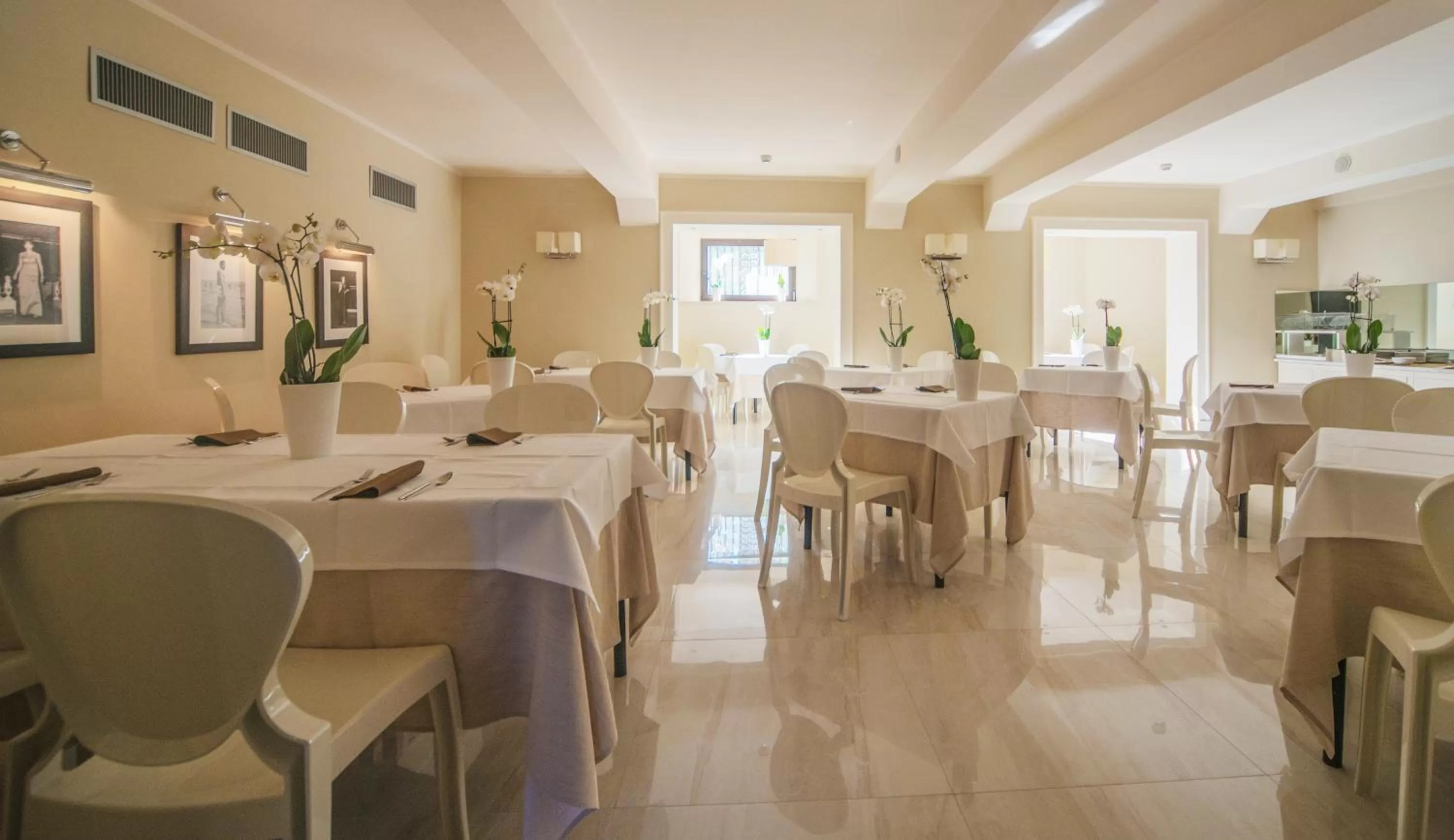 Restaurant/places to eat in Hotel De La Ville