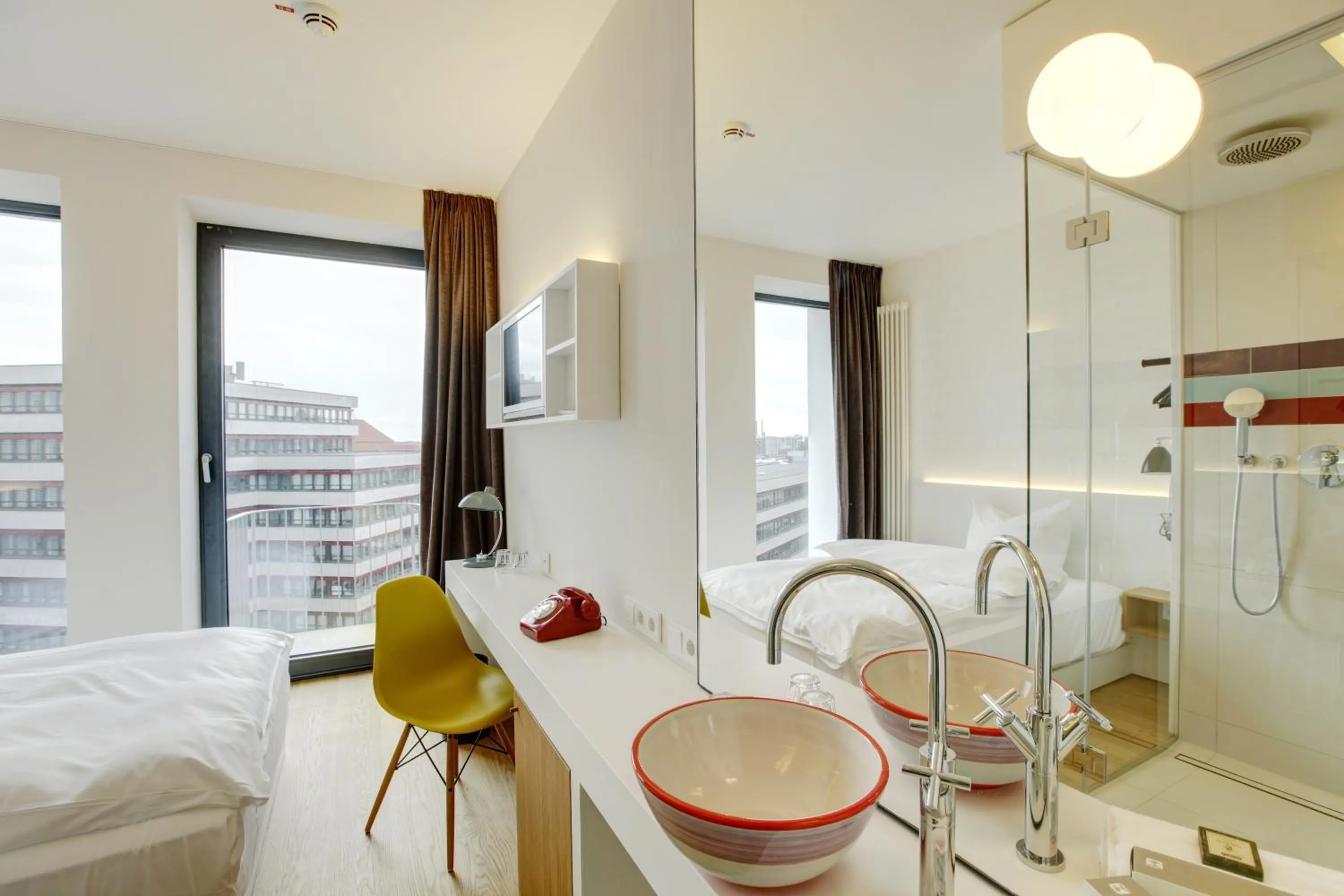 Photo of the whole room, Bed in Smartcity Designhotel