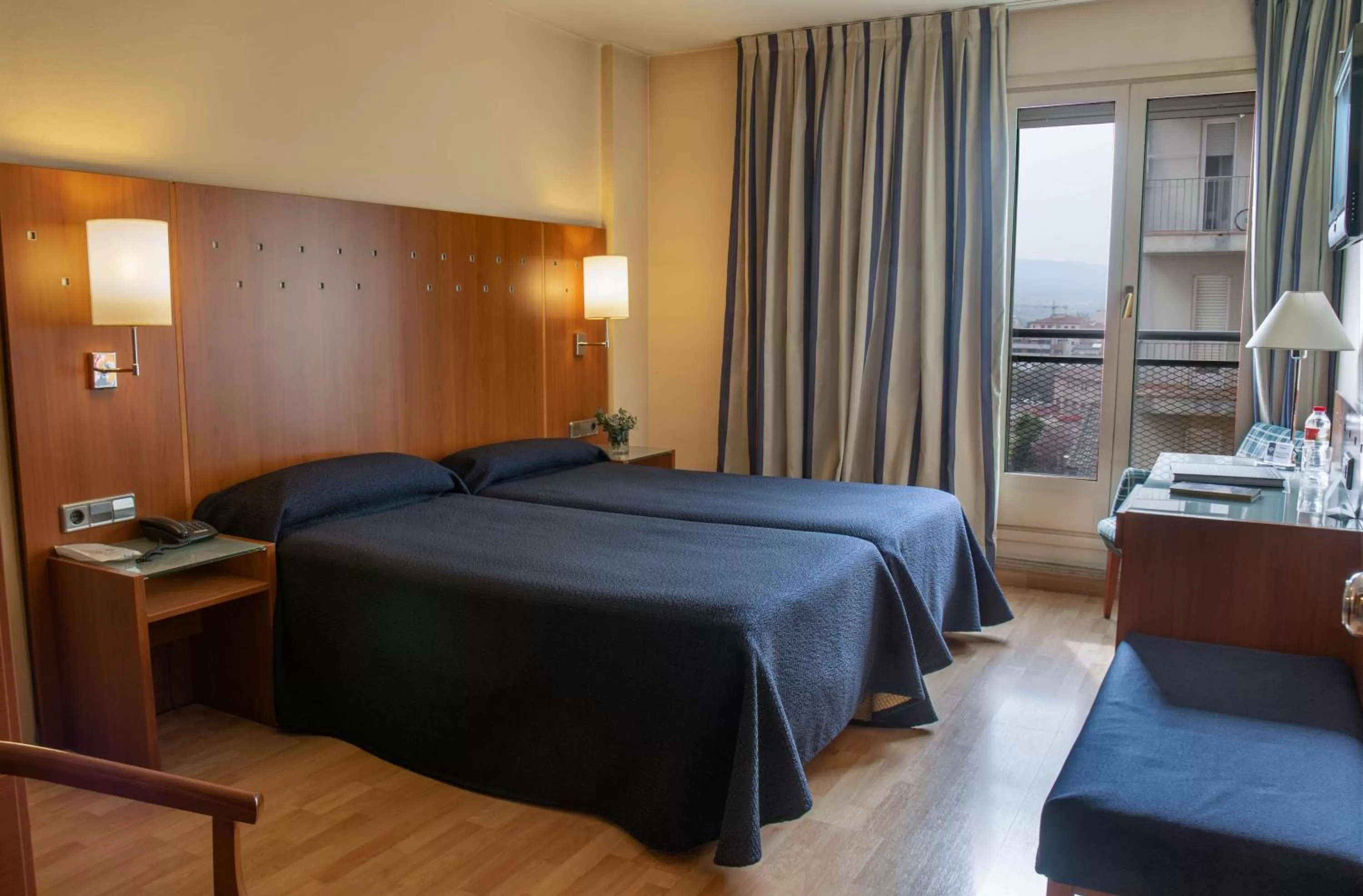 Bedroom, Bed in Hotel J. Balmes Vic