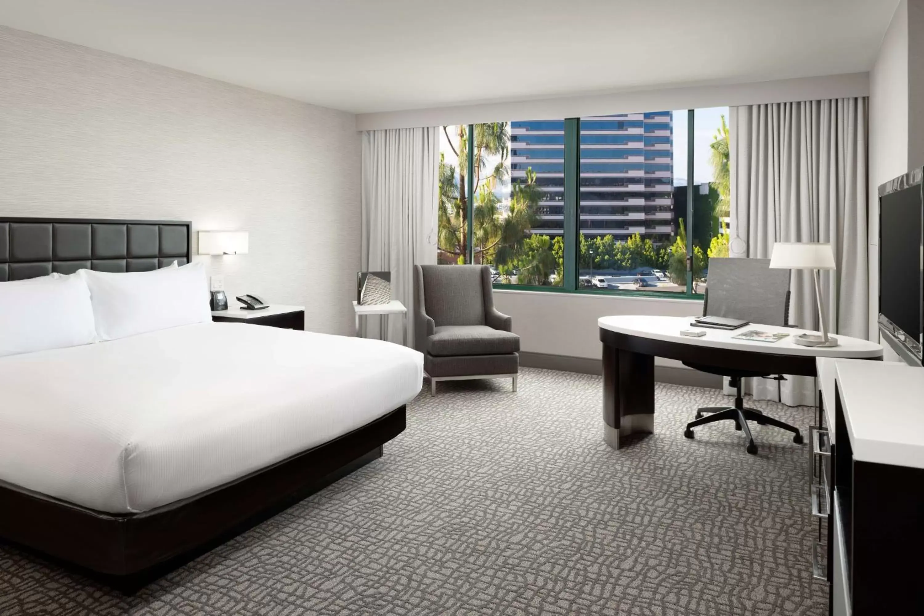 Deluxe King Room with View - Mobility/Hearing Access with Bath Tub in Hilton Woodland Hills/ Los Angeles Deluxe King Room with View - Mobility/Hearing Access with Bath Tub in Hilton Woodland Hills/ Los Angeles