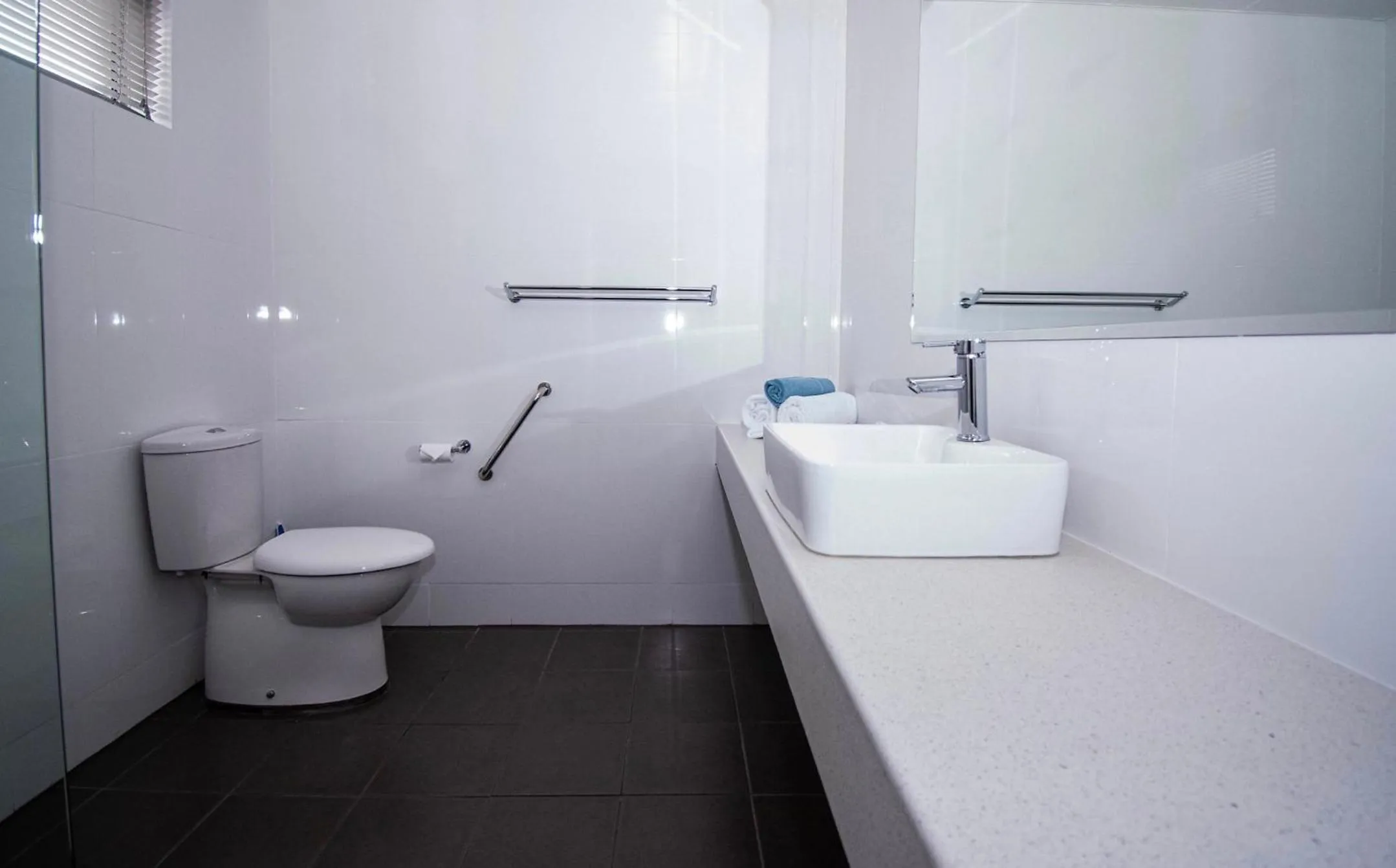 Bathroom in Albury Townhouse Motel