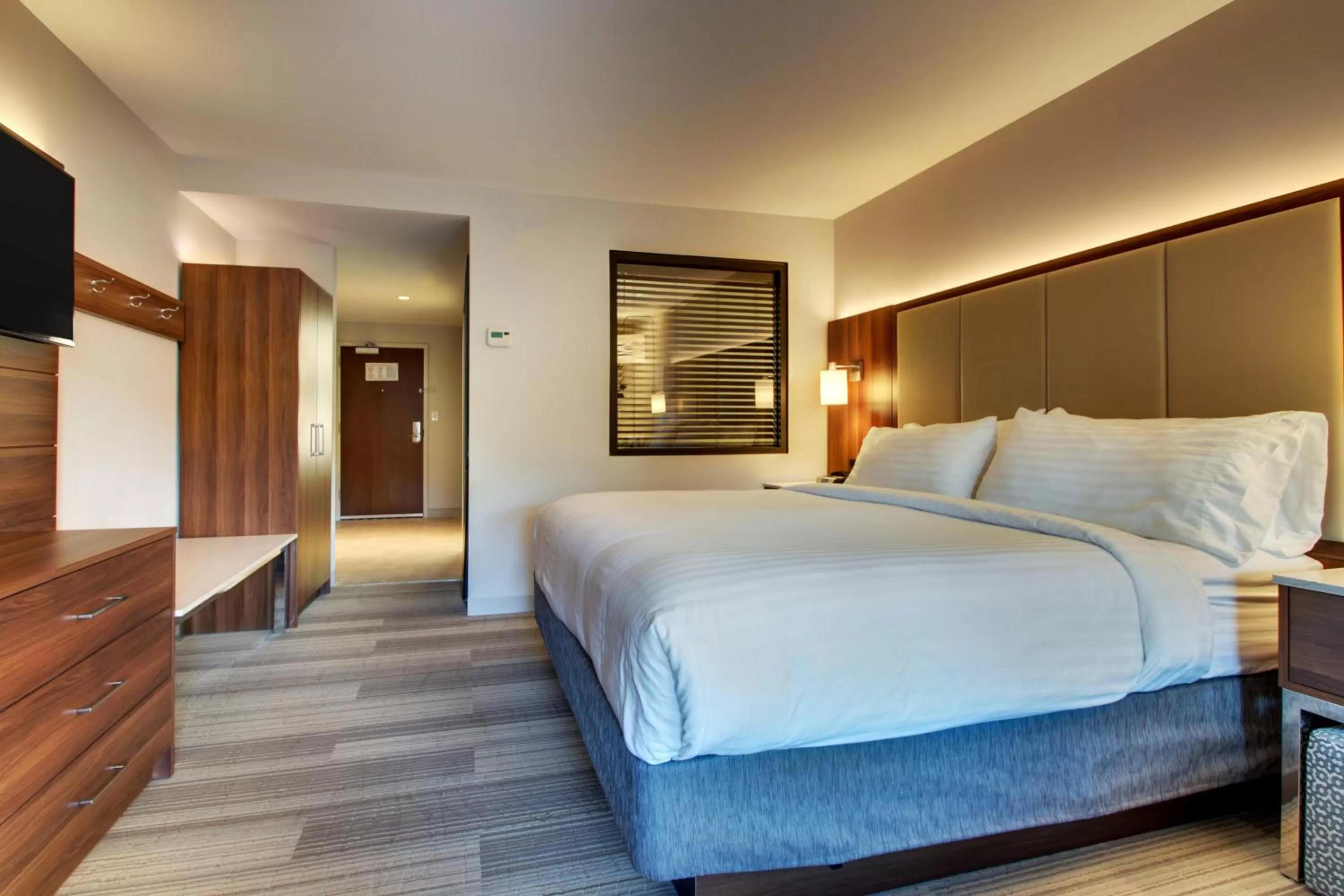 Photo of the whole room, Bed in Holiday Inn Express & Suites Helen by IHG