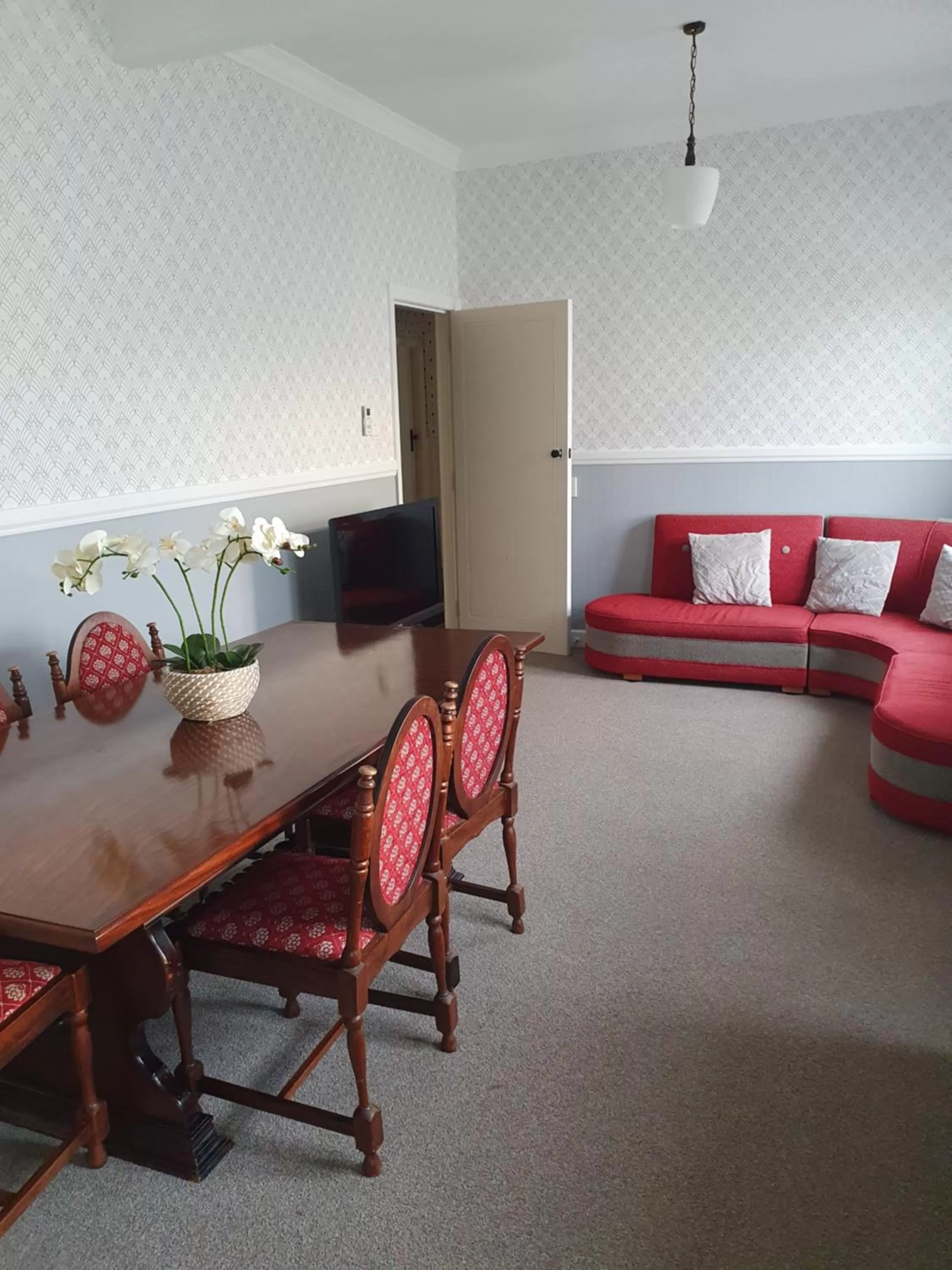 TV and multimedia, Seating Area in Gardner Court Motel