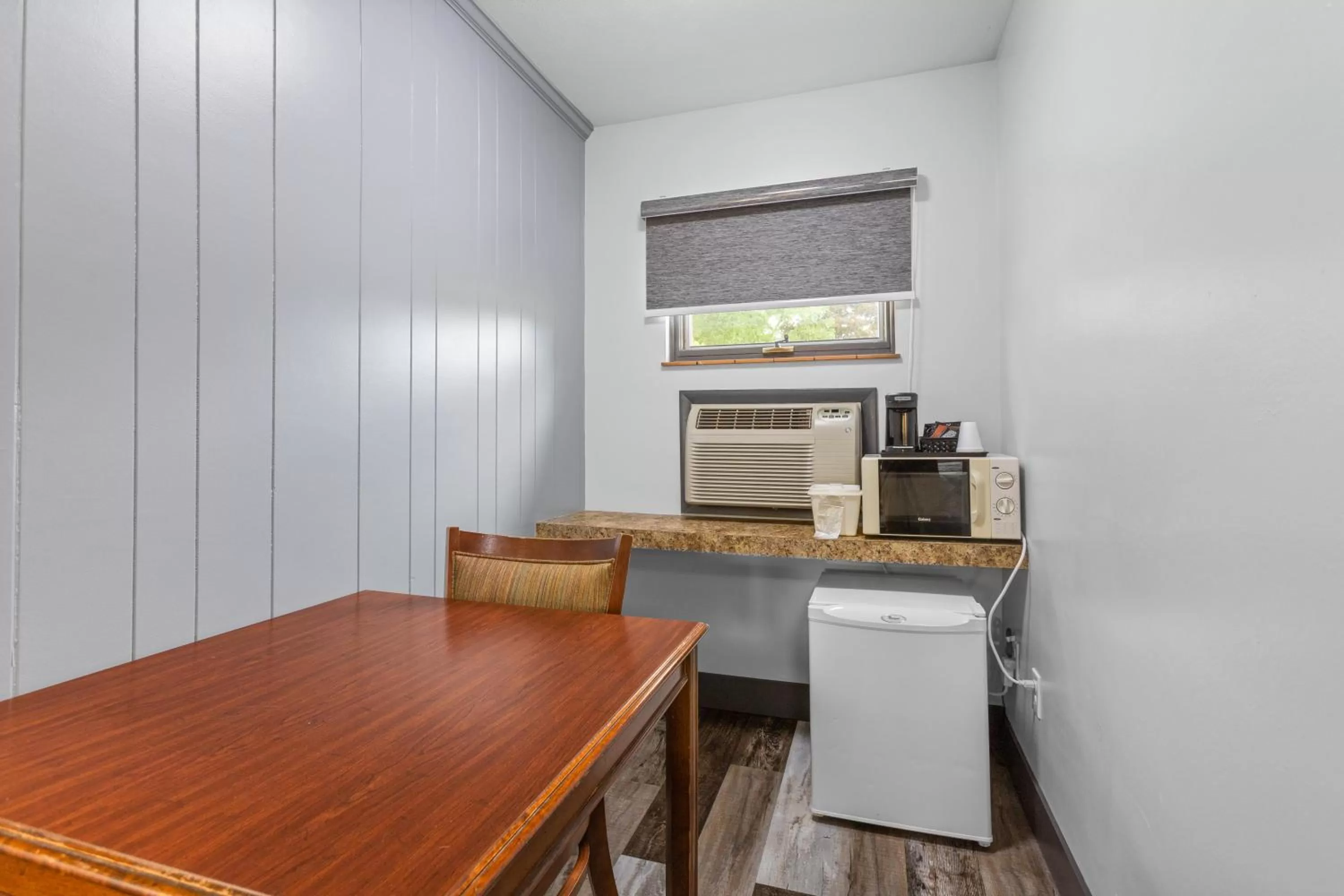 Dining area in Glass House Inn Erie Near I-90 & I-79