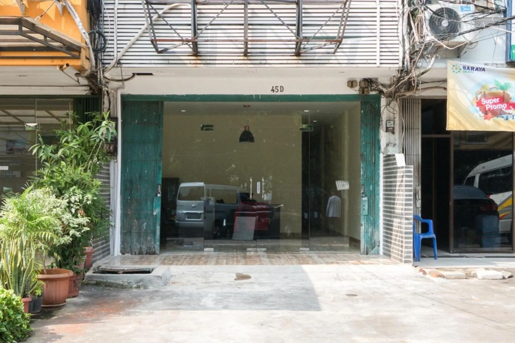 Facade/entrance in RedDoorz At Tebet Barat 2