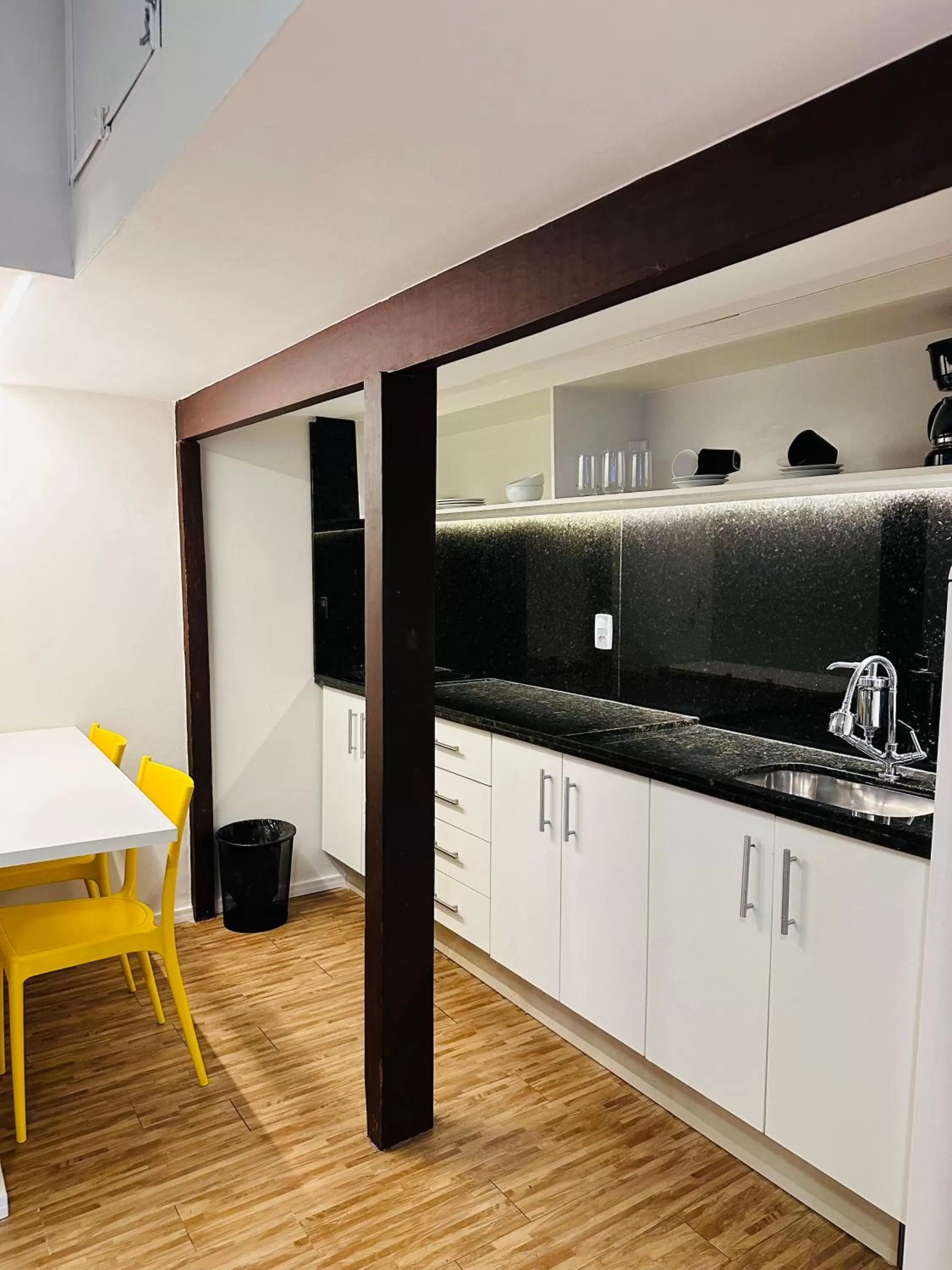 Kitchen or kitchenette, Kitchen/Kitchenette in Injoy Suítes & Aparts