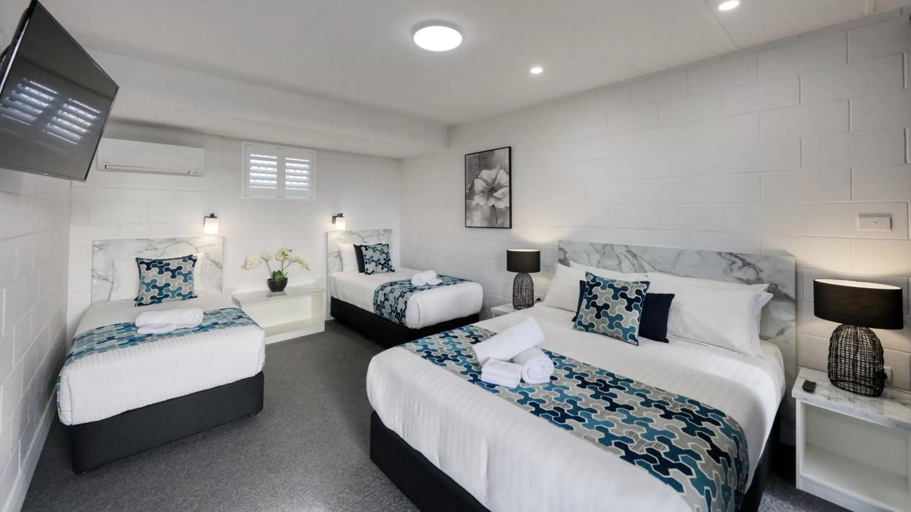 TV and multimedia, Bed in Hilltop Motel