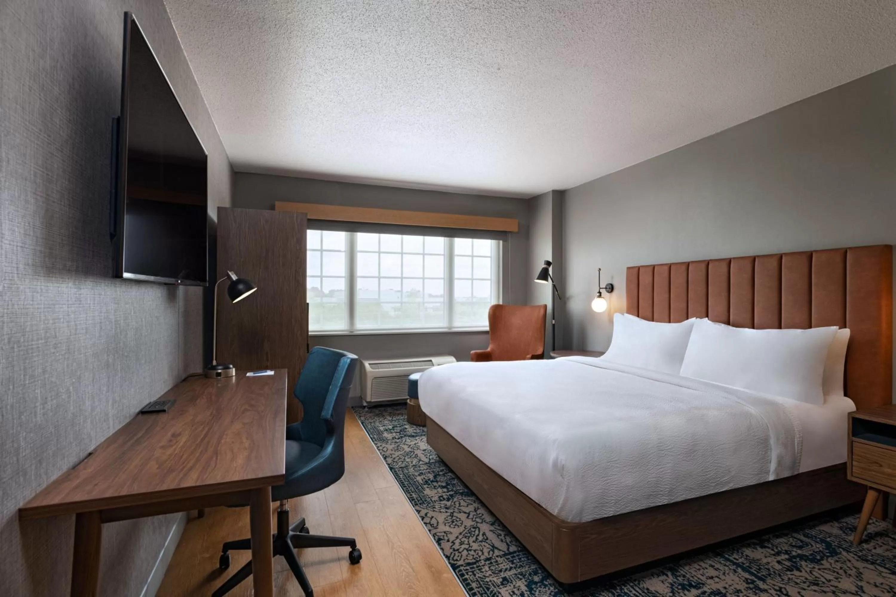 Photo of the whole room, Bed in Four Points by Sheraton Houston West