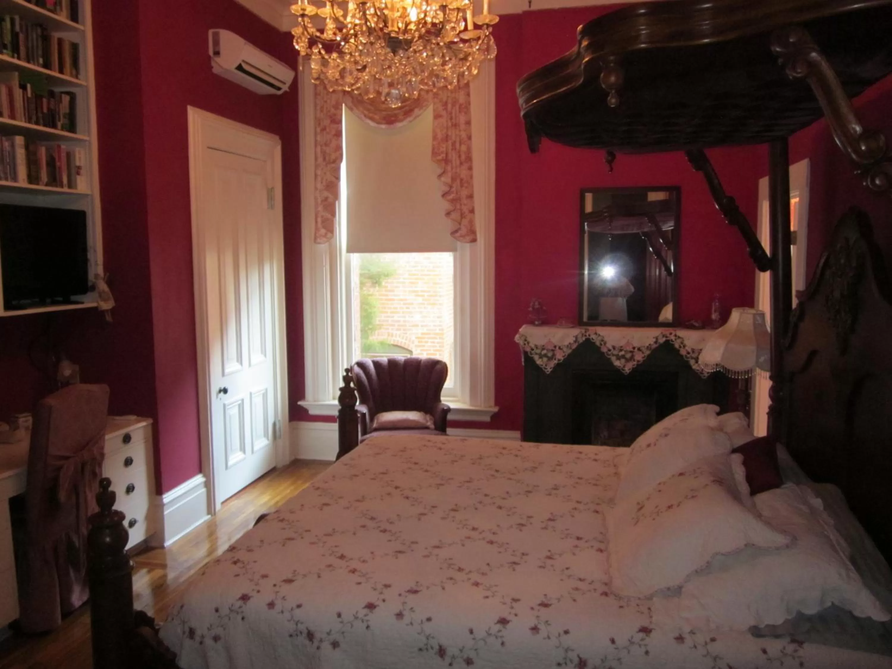 Bed in Baer House Inn