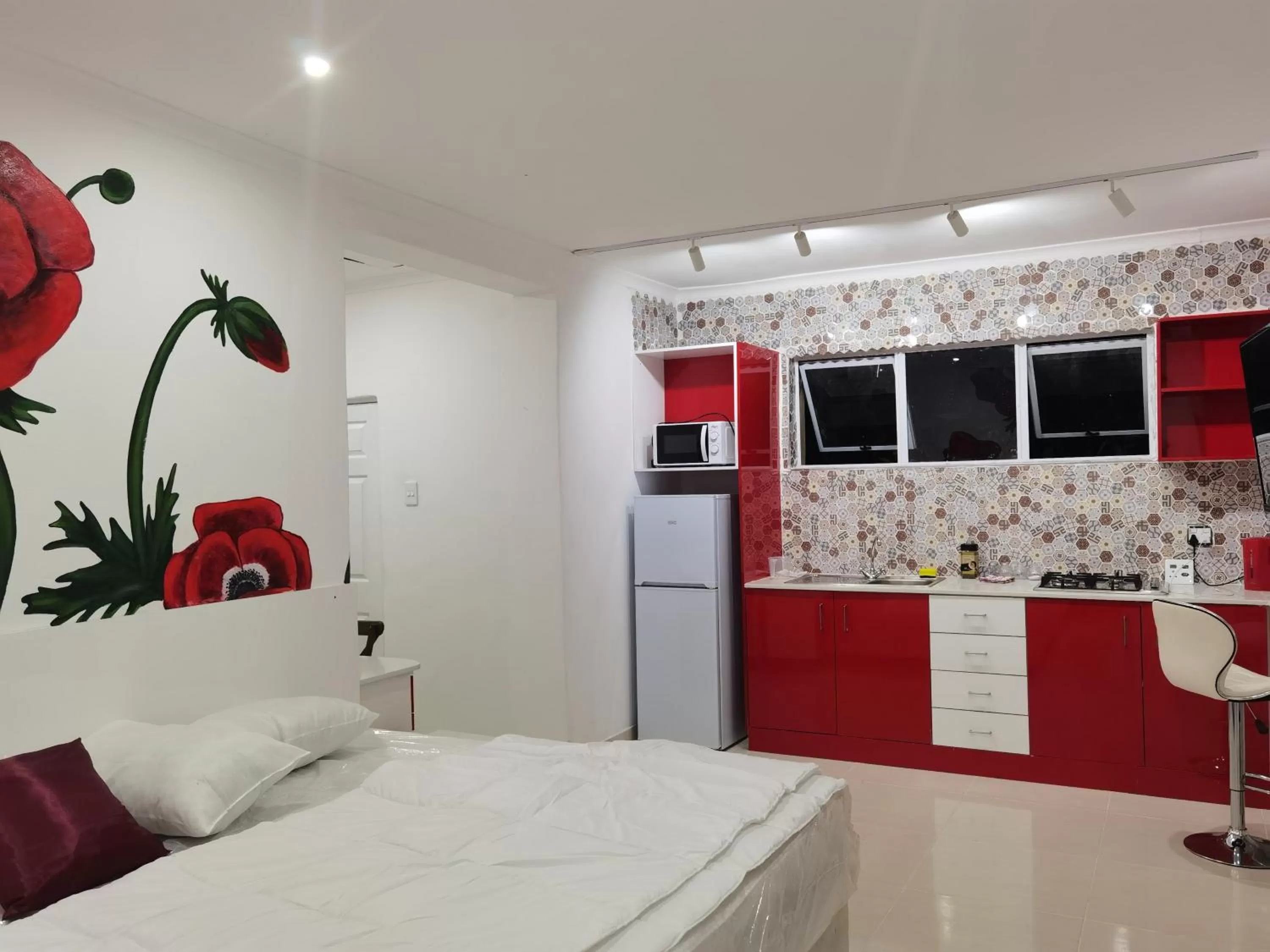 Kitchen or kitchenette, Bed in Gem of Manor drive