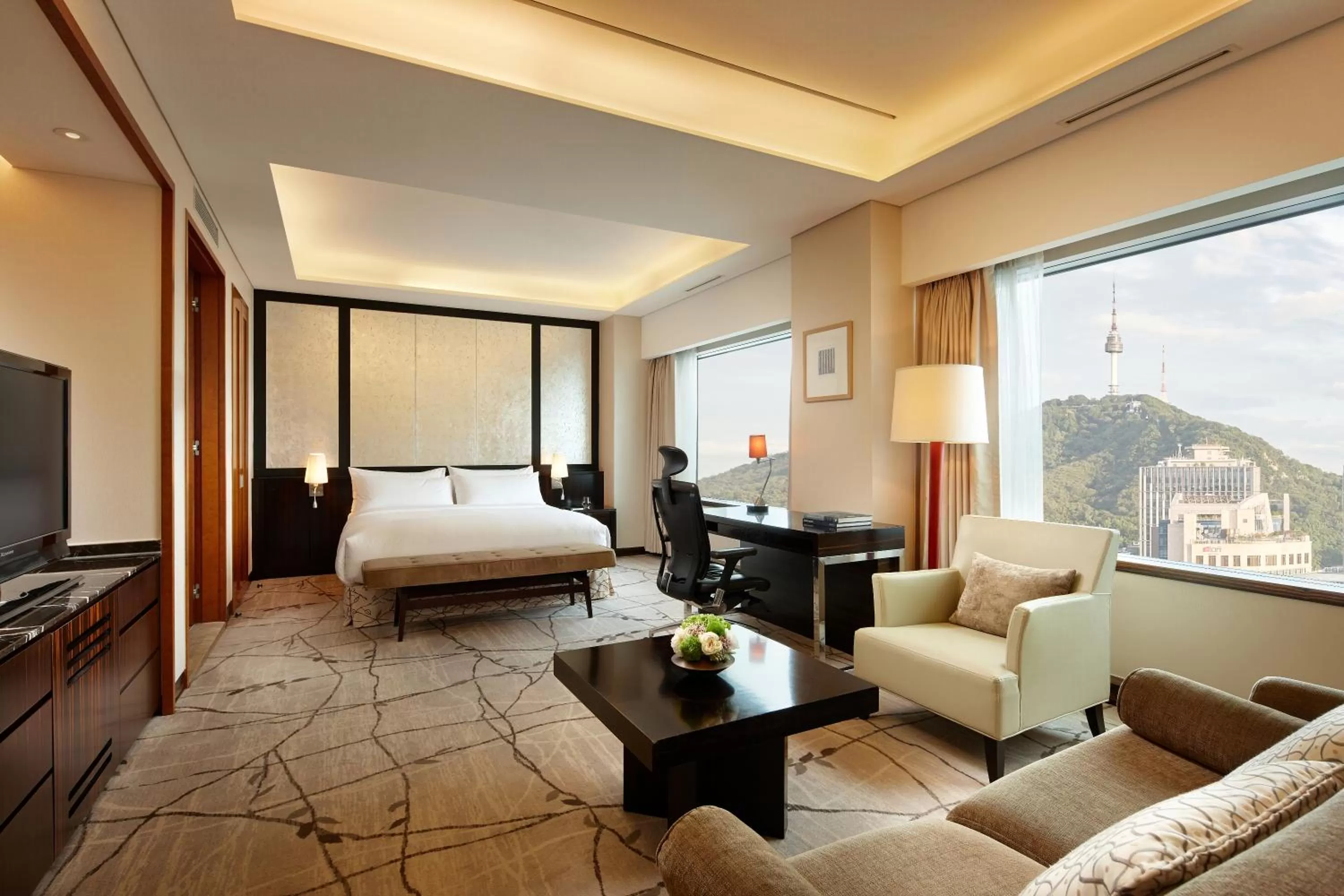 Photo of the whole room, Bed in Lotte Hotel Seoul