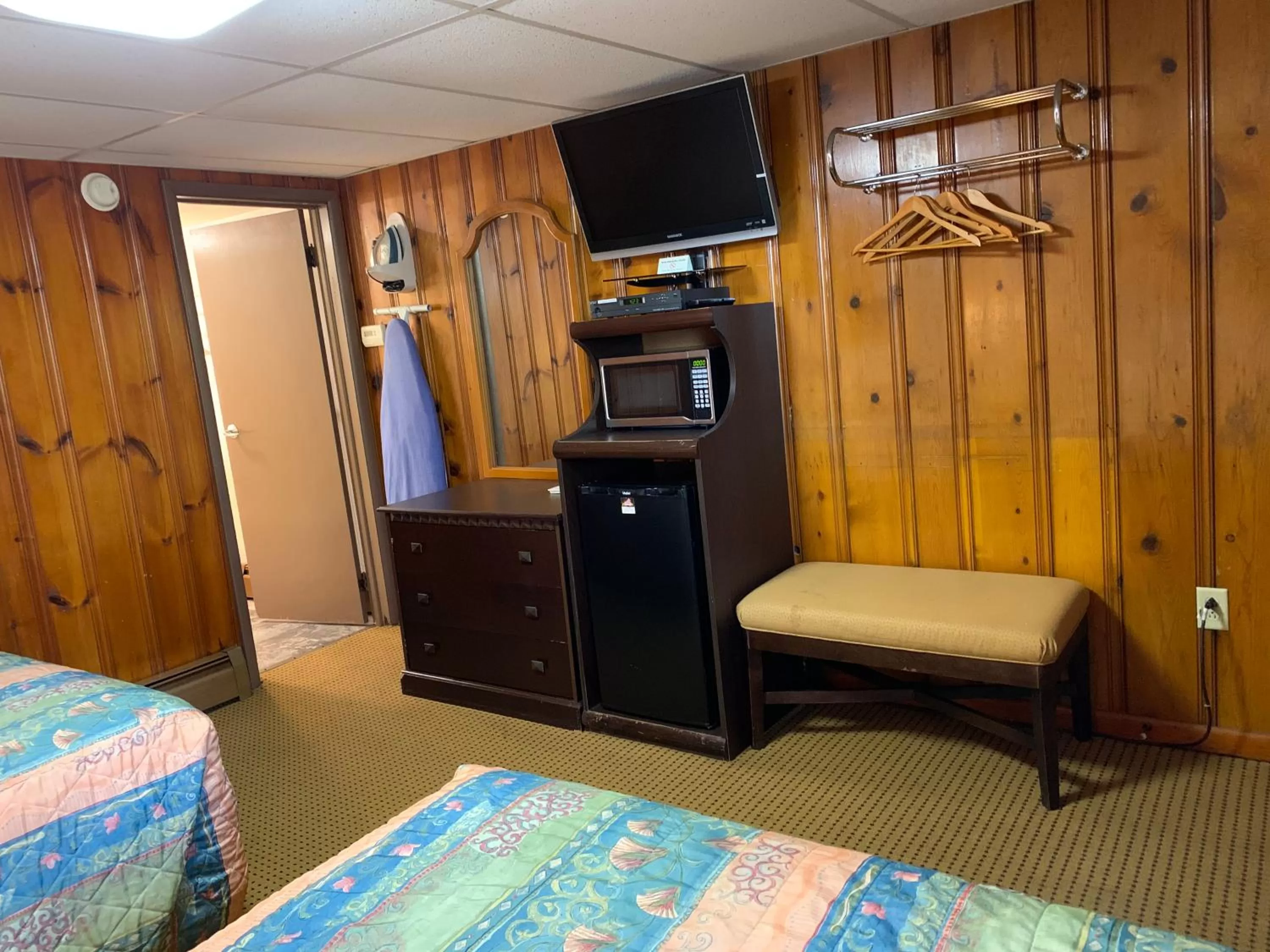 TV and multimedia in Budget Inn