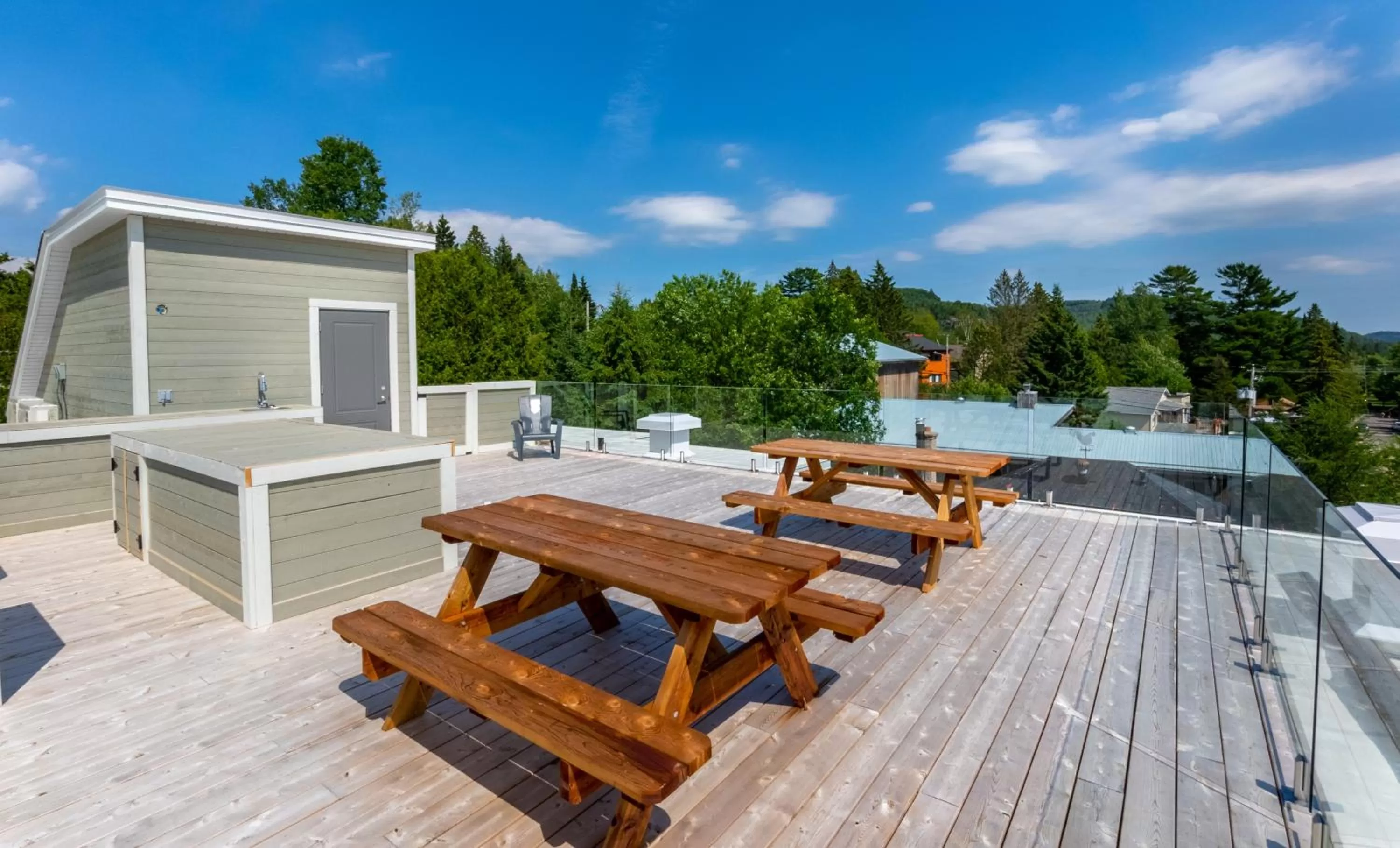 BBQ facilities in Hôtel Val-David - Appartements de la Gare