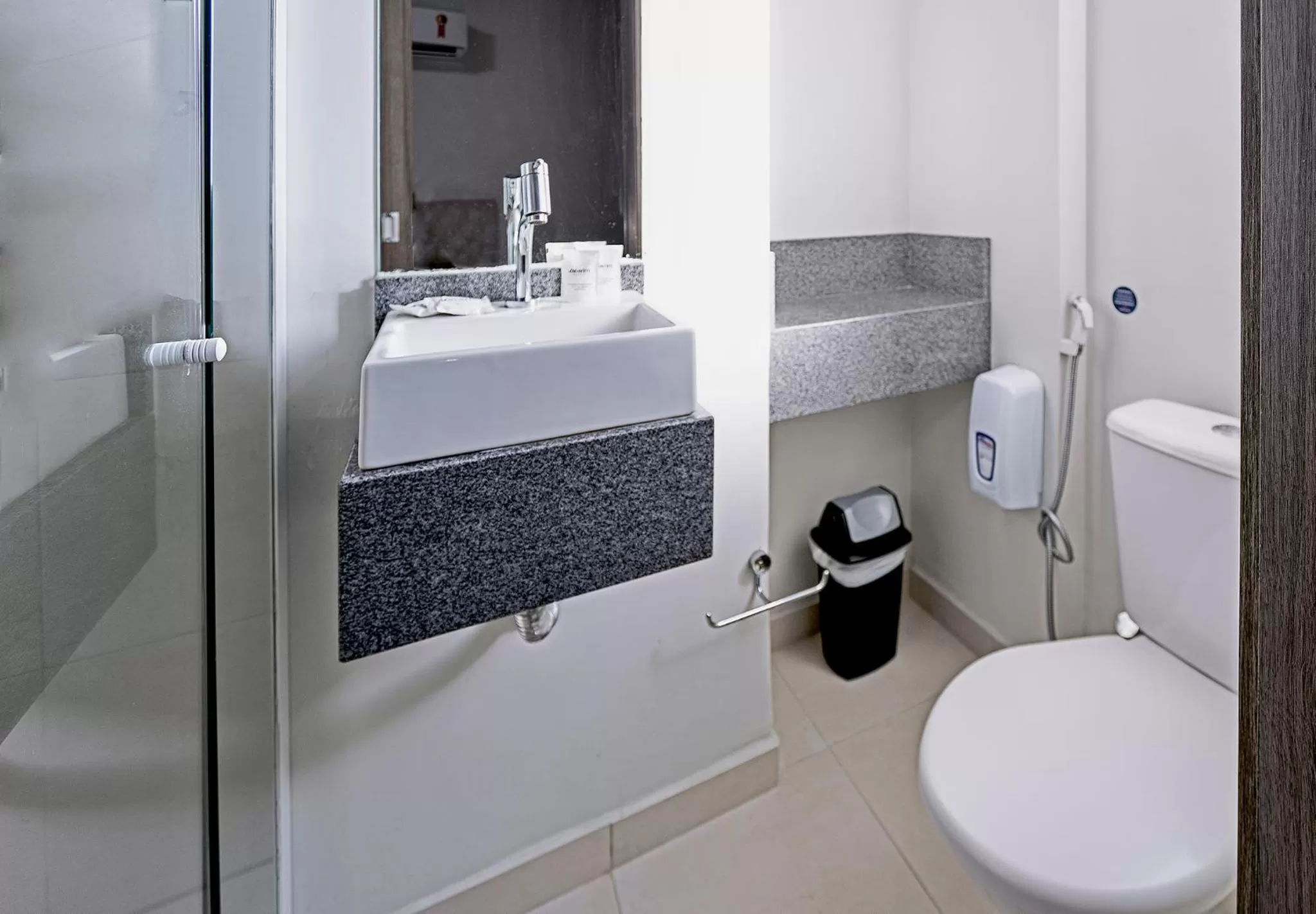 Bathroom, Bed in Hotel Valerim Itajaí / Navegantes