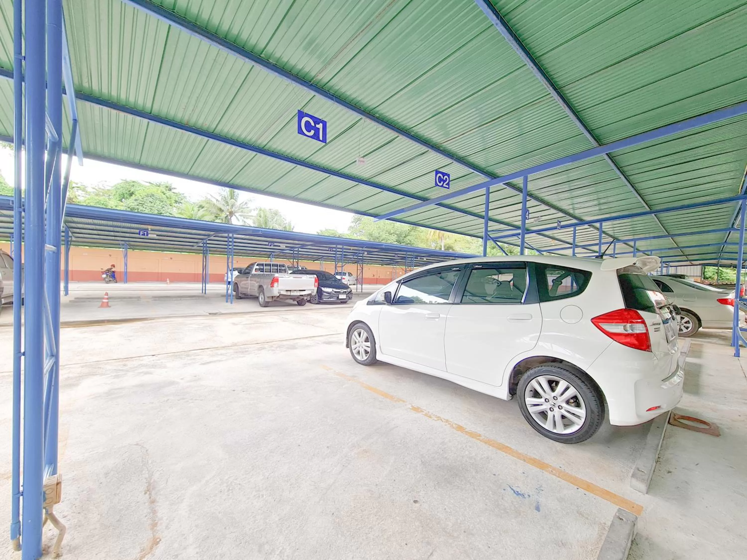 Parking in Jaroonsak Grand