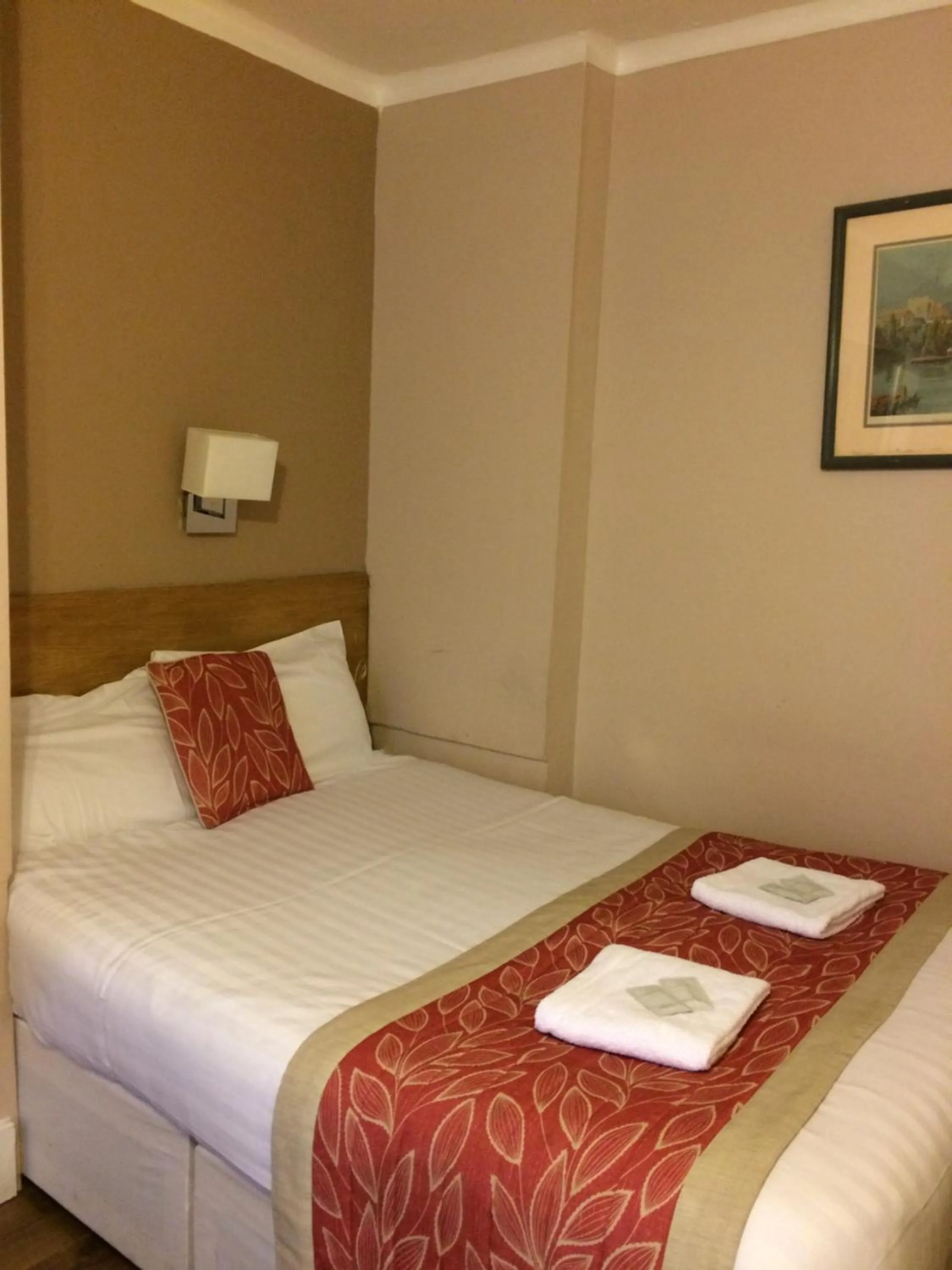 Bed in The Grapevine Hotel