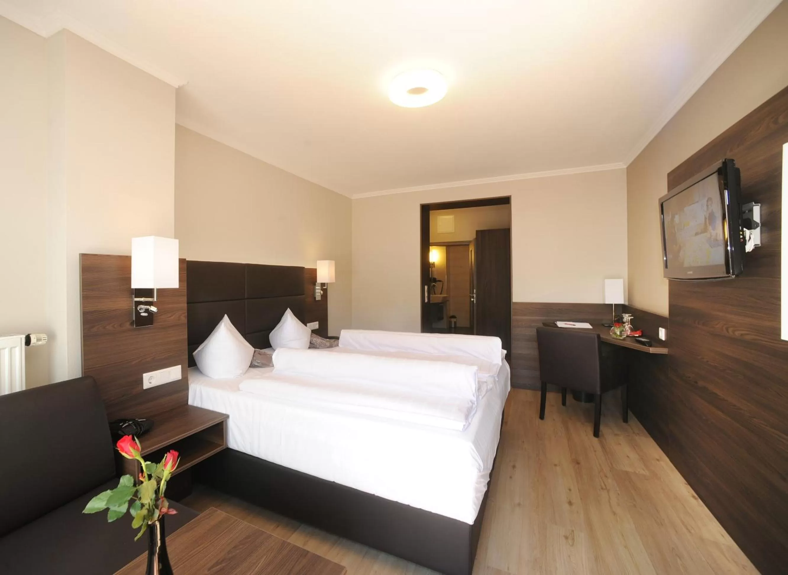 Photo of the whole room, Bed in Sporthotel Bernrieder Hof GmbH