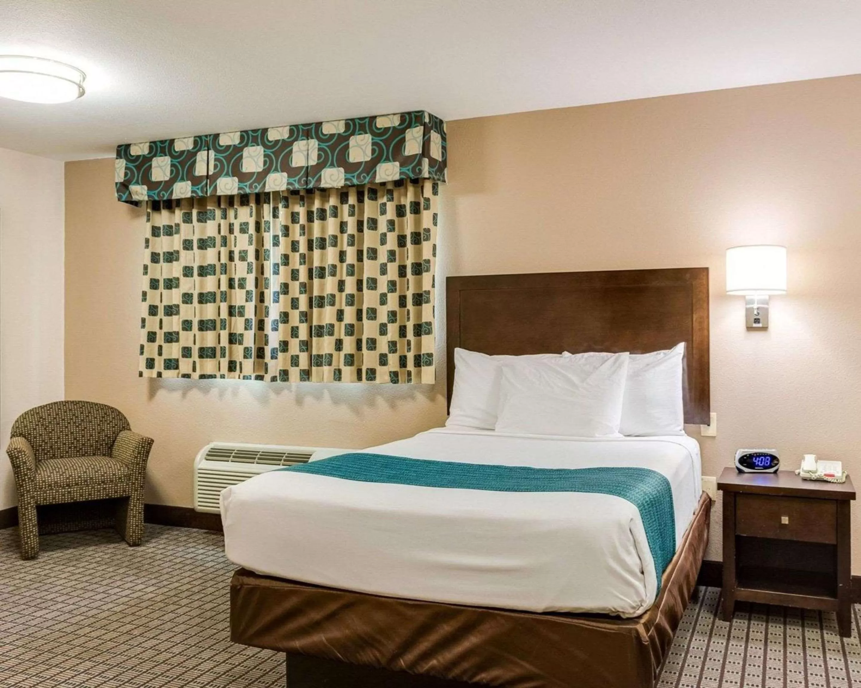 Photo of the whole room, Bed in Suburban Studios Avondale