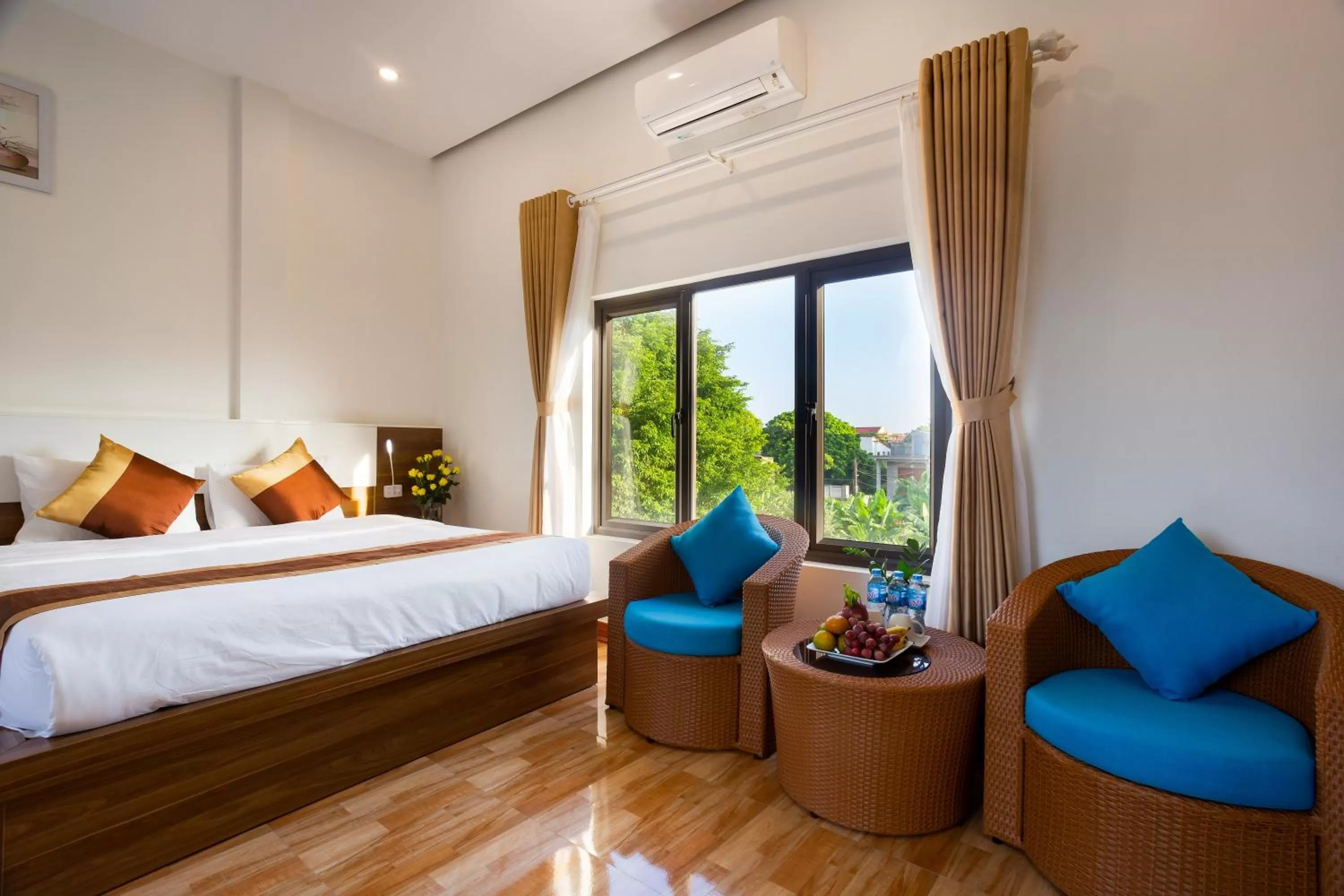 Seating area, Bed in TAM COC SUNSHINE HOTEL