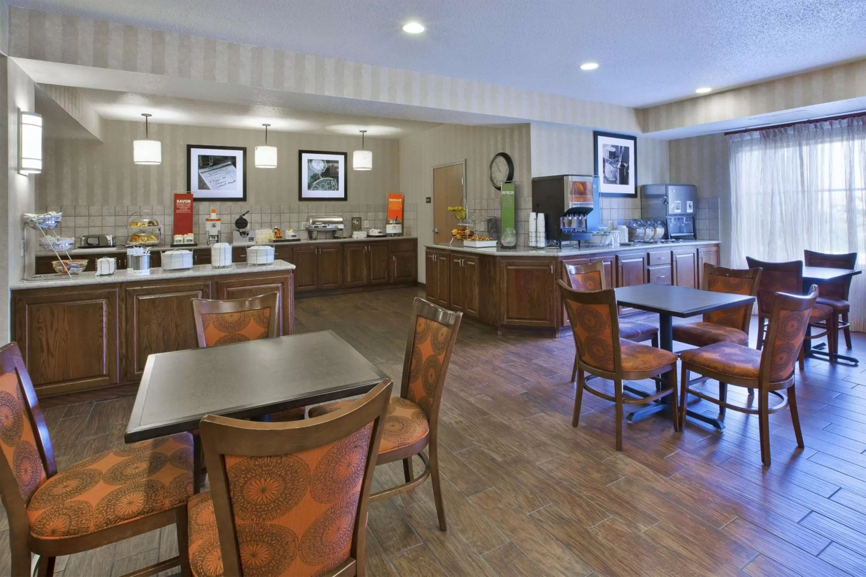 Dining area in Hampton Inn Pittsburgh Area-Beaver Valley-Center Township