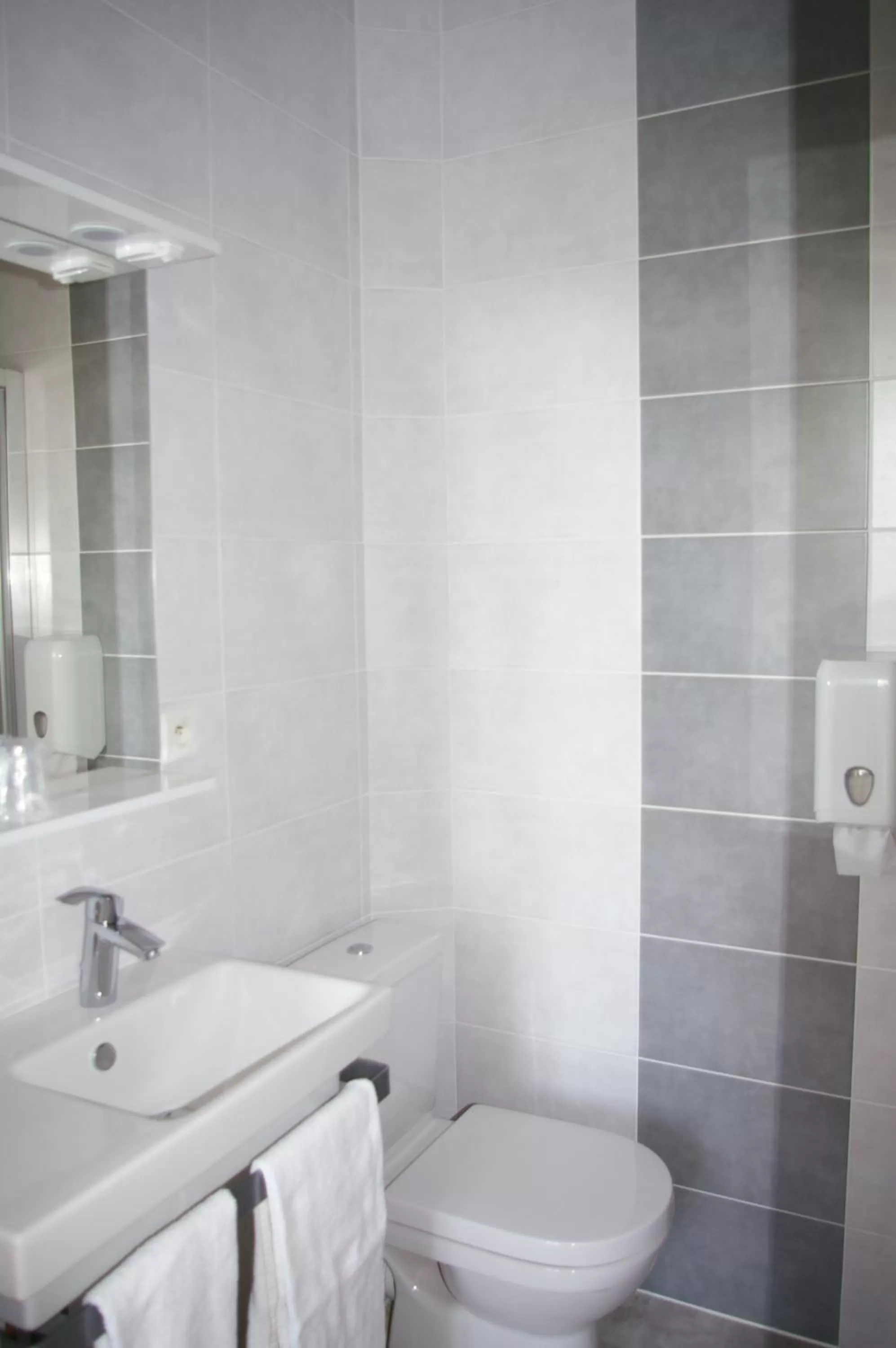 Bathroom in Hôtel de Bretagne