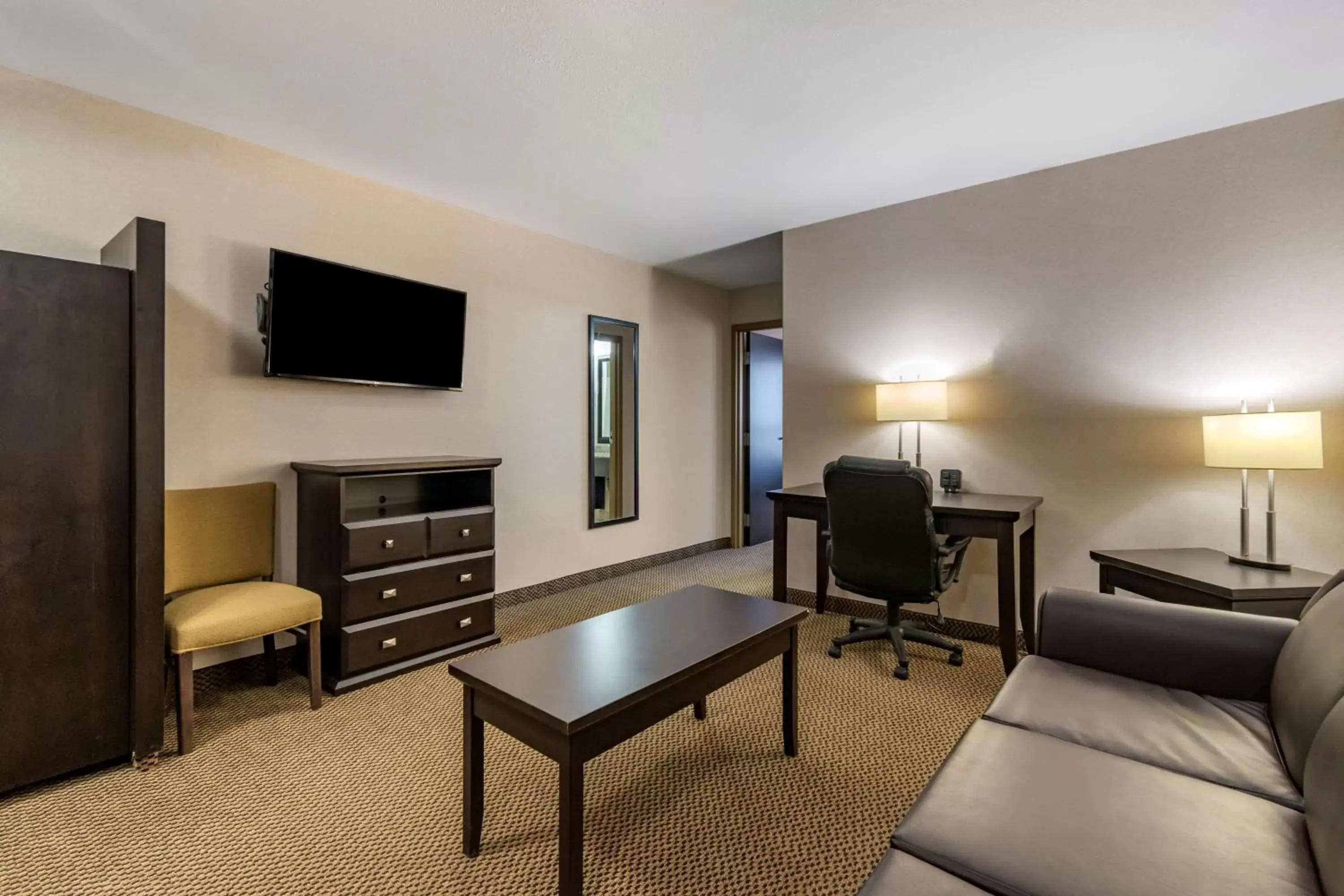 One-Bedroom Queen Suite with Wet Bar and Sofa Bed - Non-Smoking in Best Western Bonnyville Inn & Suites One-Bedroom Queen Suite with Wet Bar and Sofa Bed - Non-Smoking in Best Western Bonnyville Inn & Suites