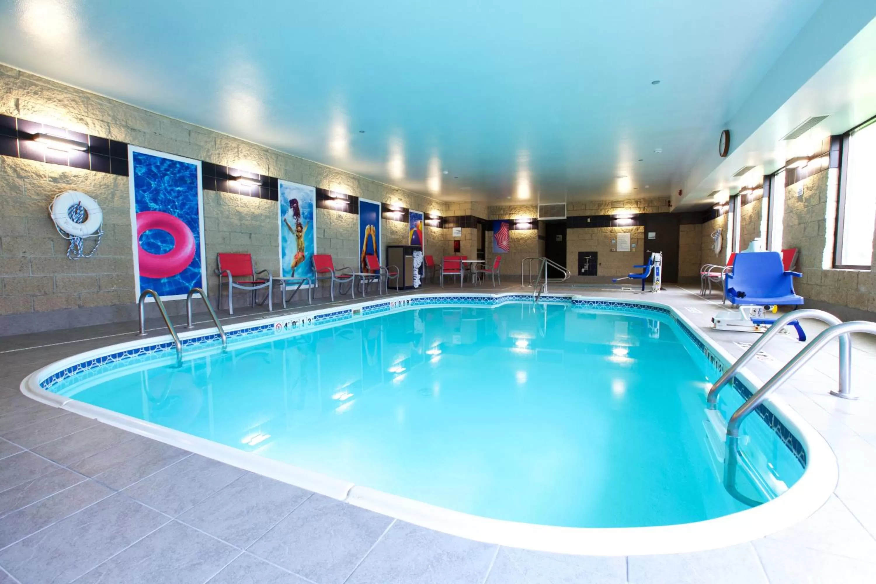 Swimming pool in Holiday Inn Express Fargo - West Acres by IHG