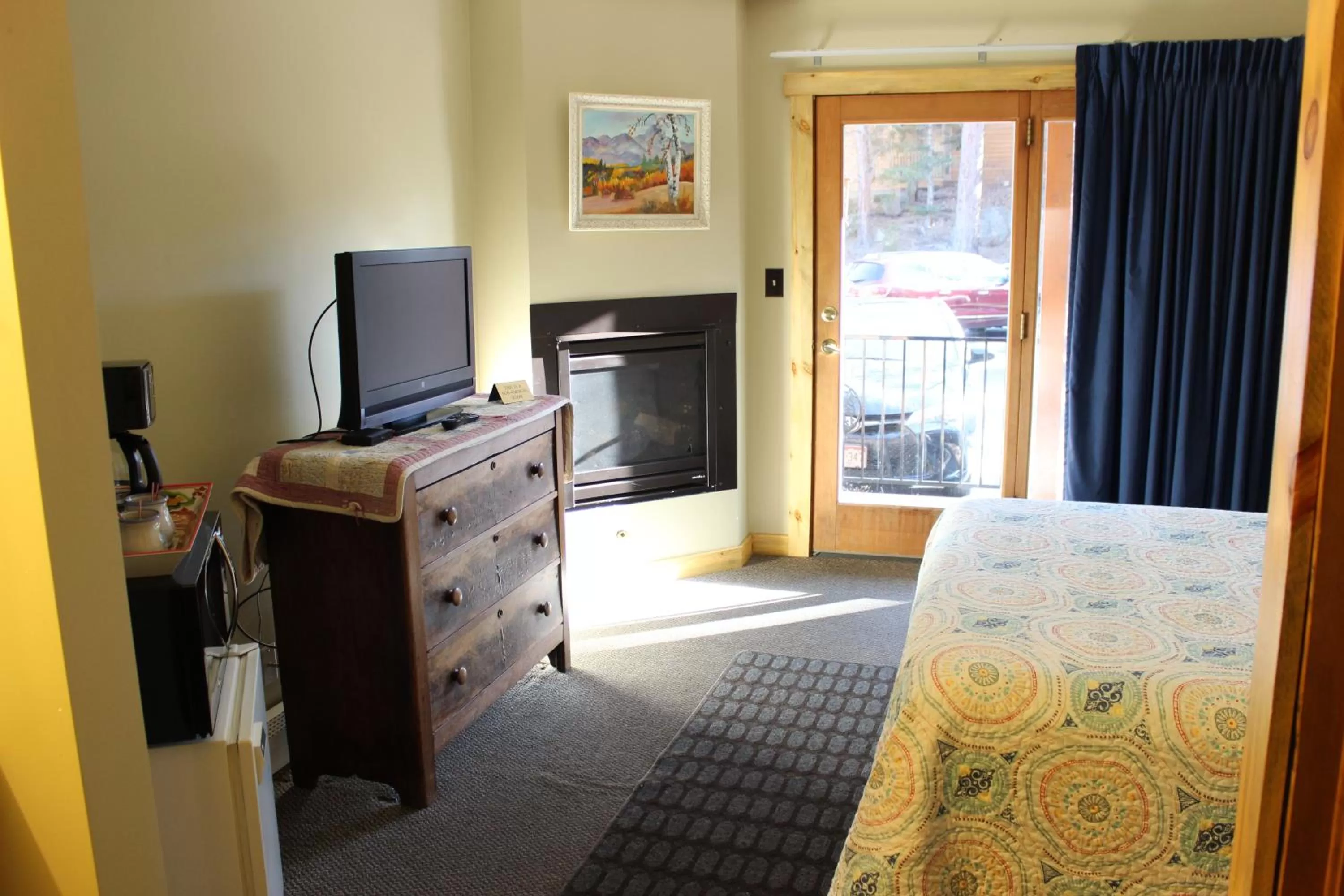 Bedroom, Bed in 4 Seasons Inn on Fall River