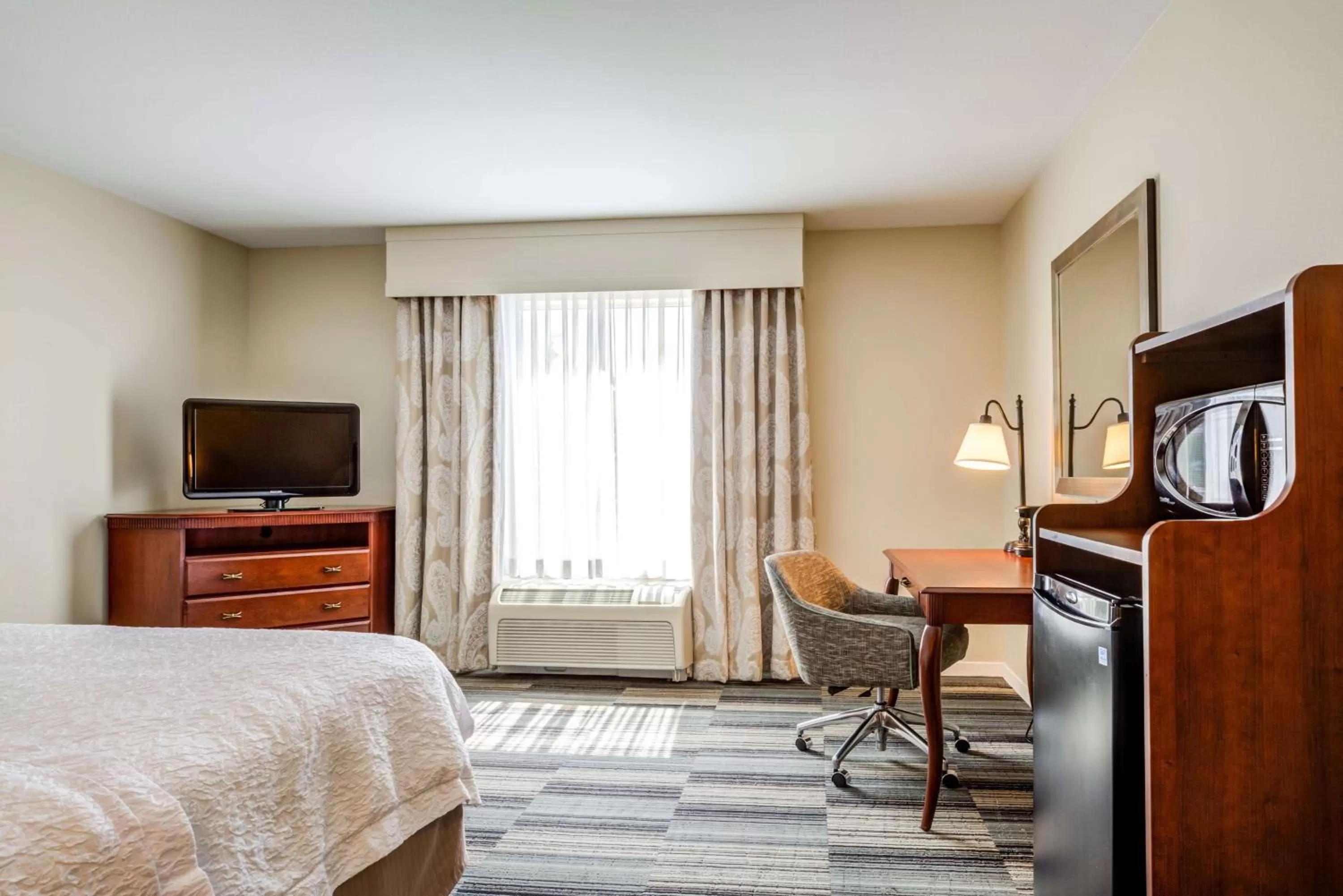 Bedroom, Bed in Hampton Inn & Suites Westford-Chelmsford