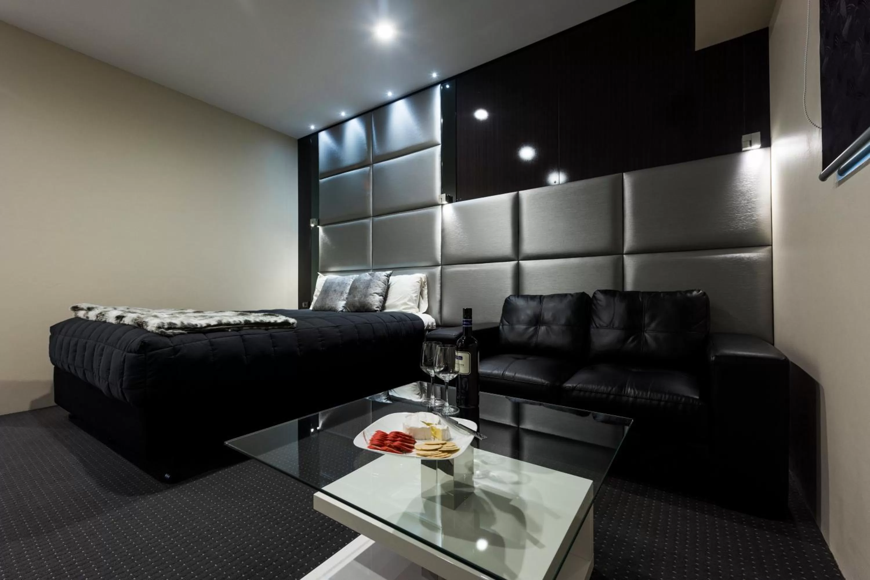 Living room, Bed in Abbey Motor Inn