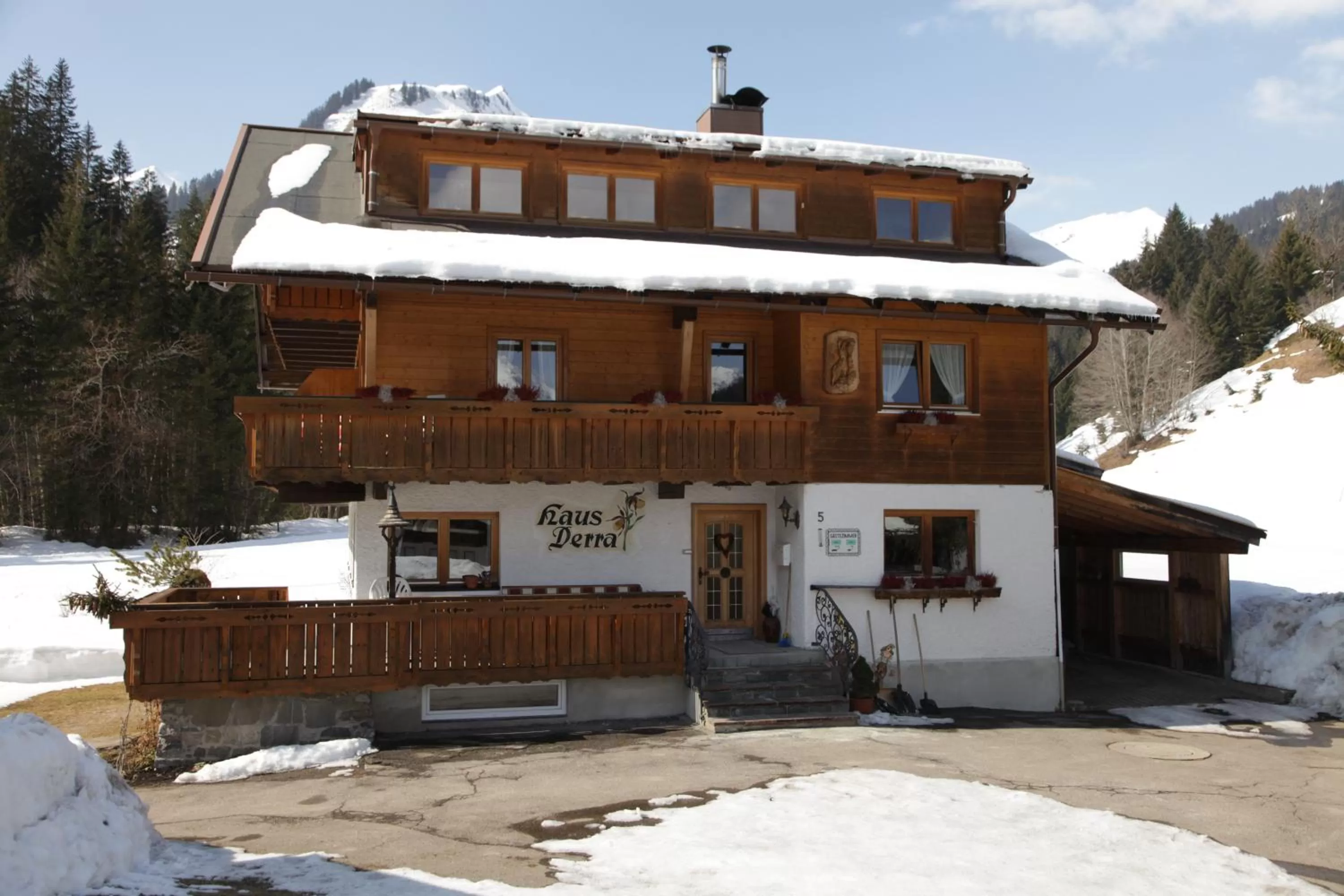 Property building in Haus Derra