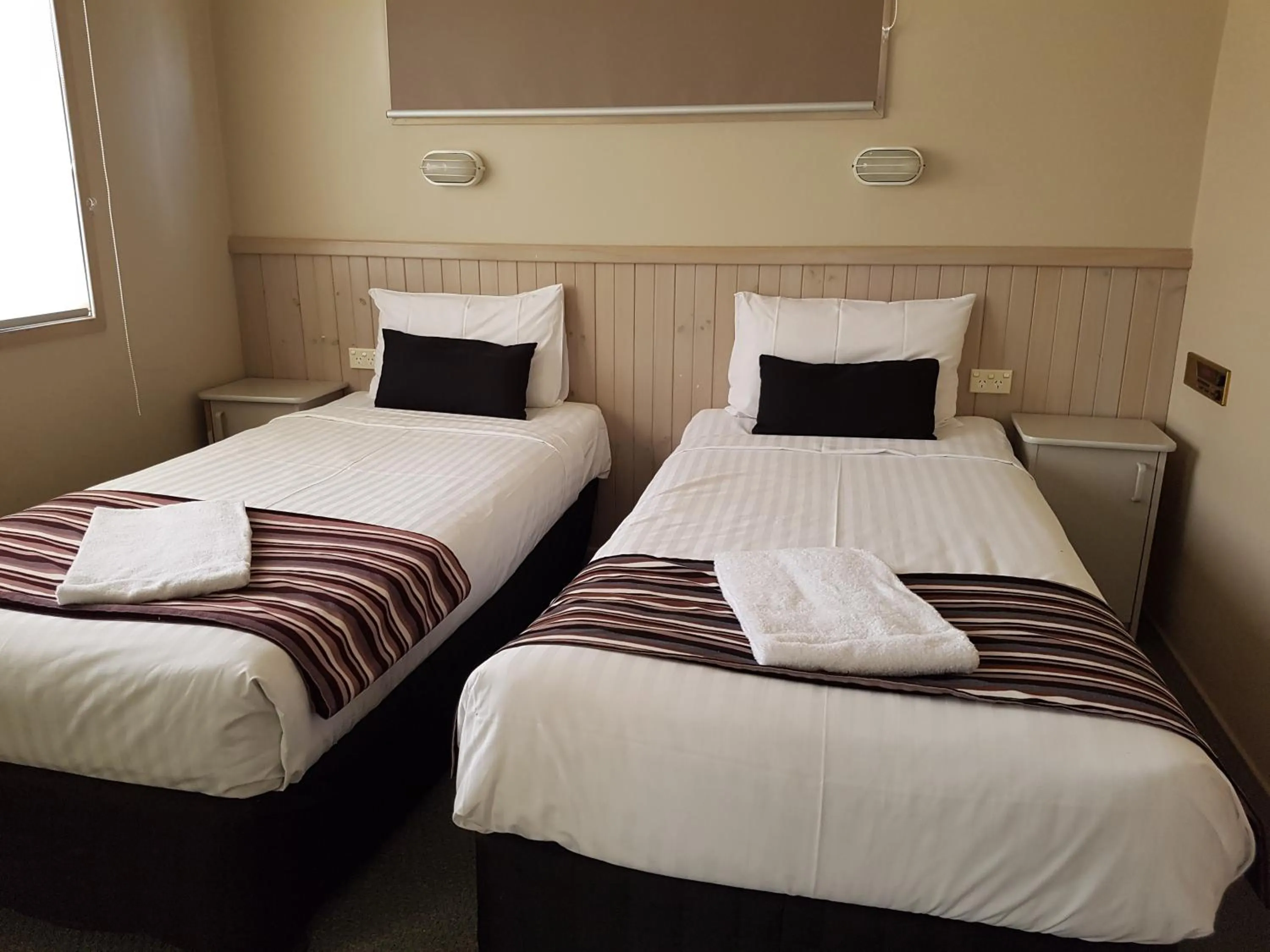 Bed in Canberra Carotel Motel